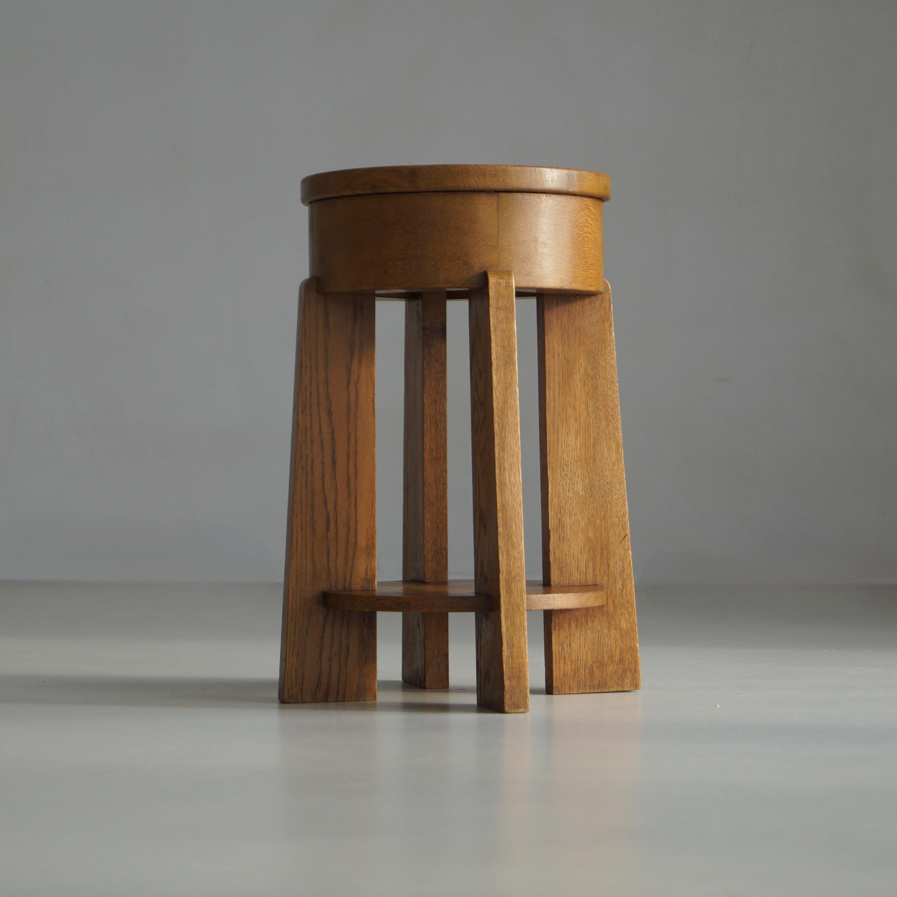 Dutch Art Deco The Hague School solid oak accent table, 1920s en vente 1