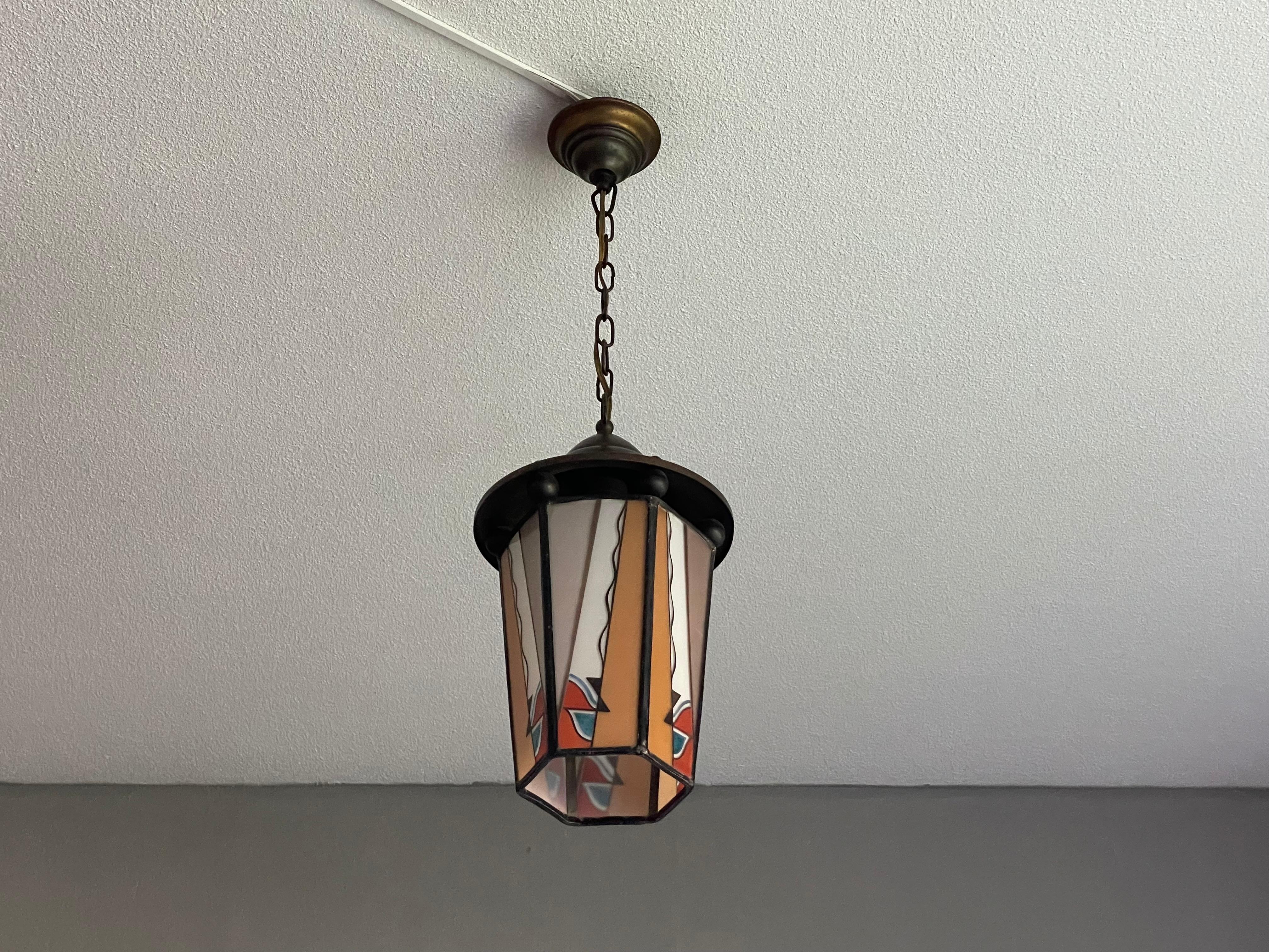 Arts and Crafts Lampe à suspension/lanterne hollandaise Arts & Crafts en laiton et verre opalin peint au feu en vente