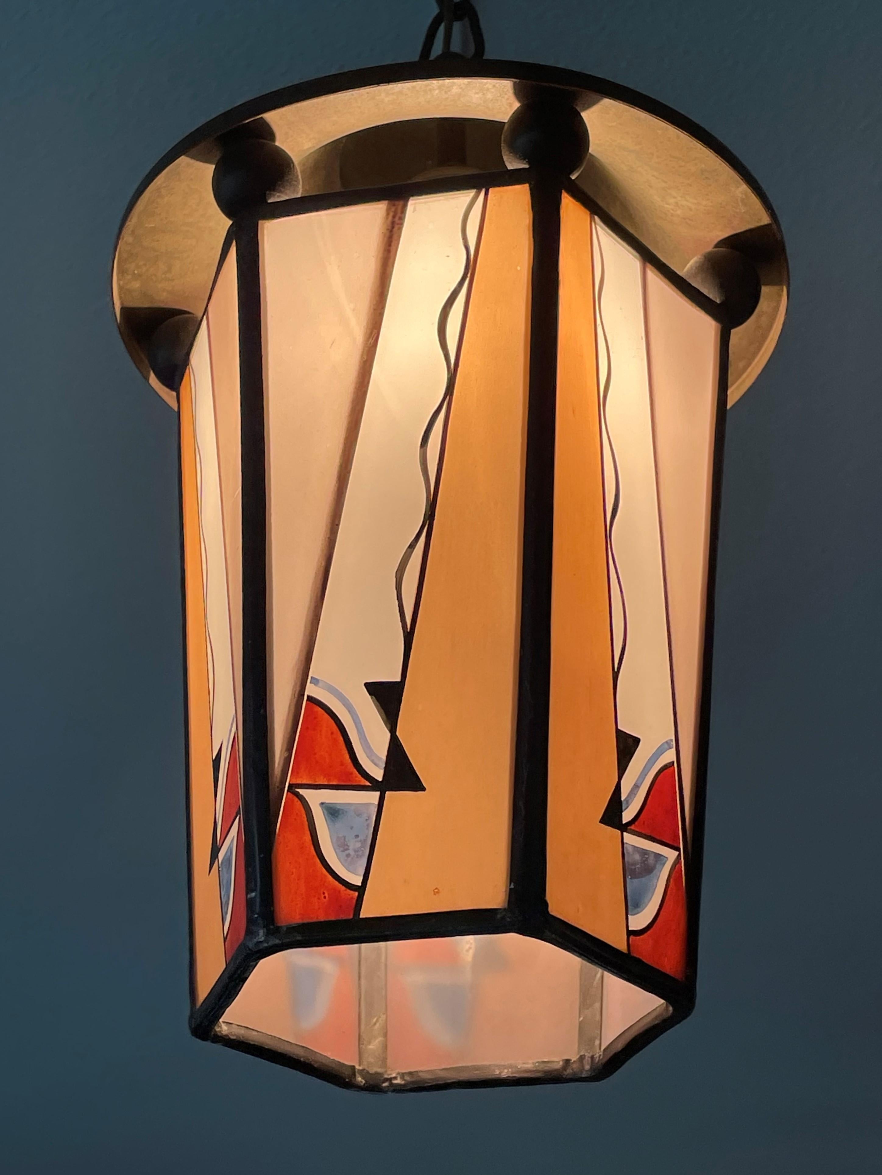 Néerlandais Lampe à suspension/lanterne hollandaise Arts & Crafts en laiton et verre opalin peint au feu en vente