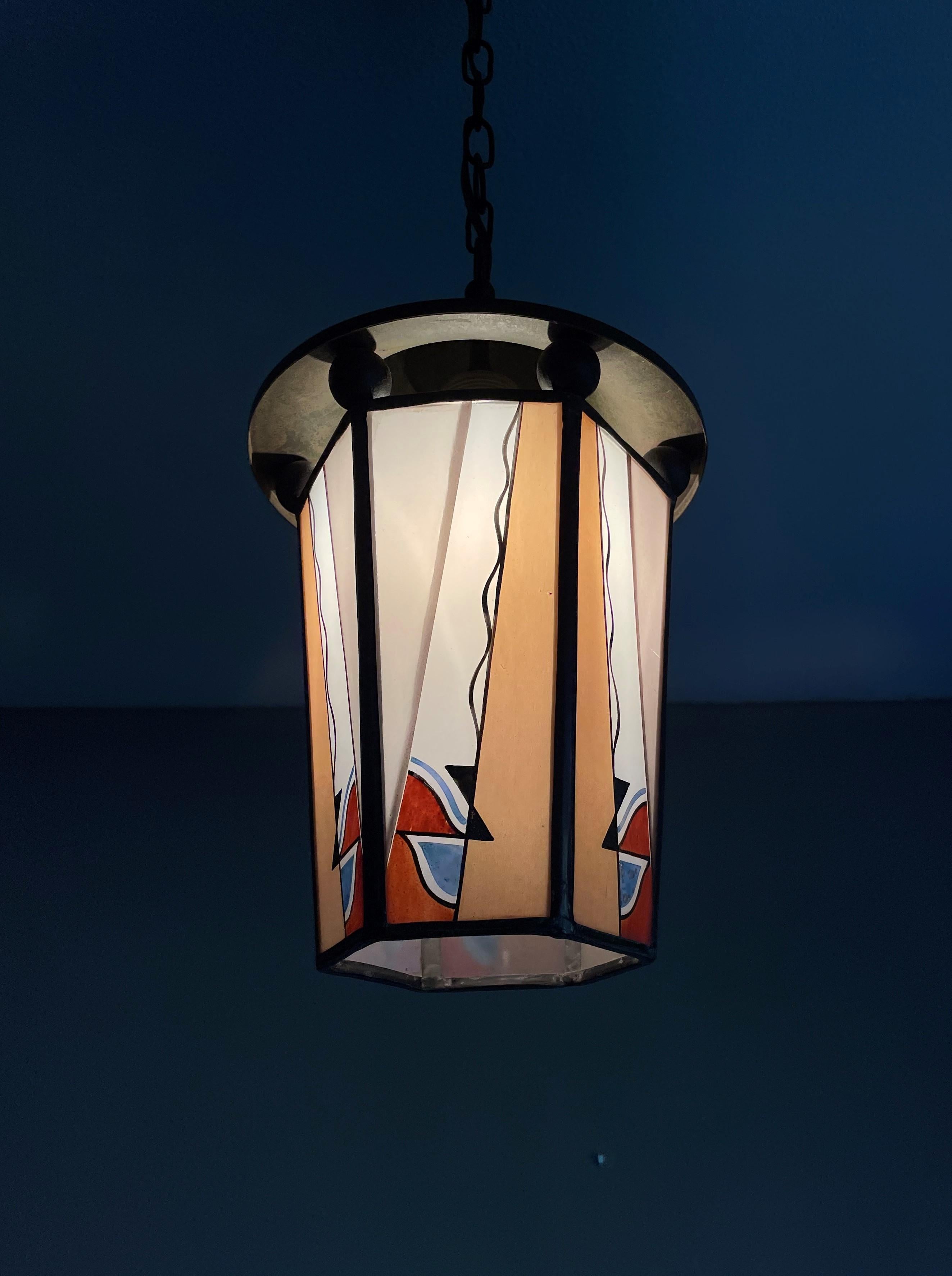 20ième siècle Lampe à suspension/lanterne hollandaise Arts & Crafts en laiton et verre opalin peint au feu en vente