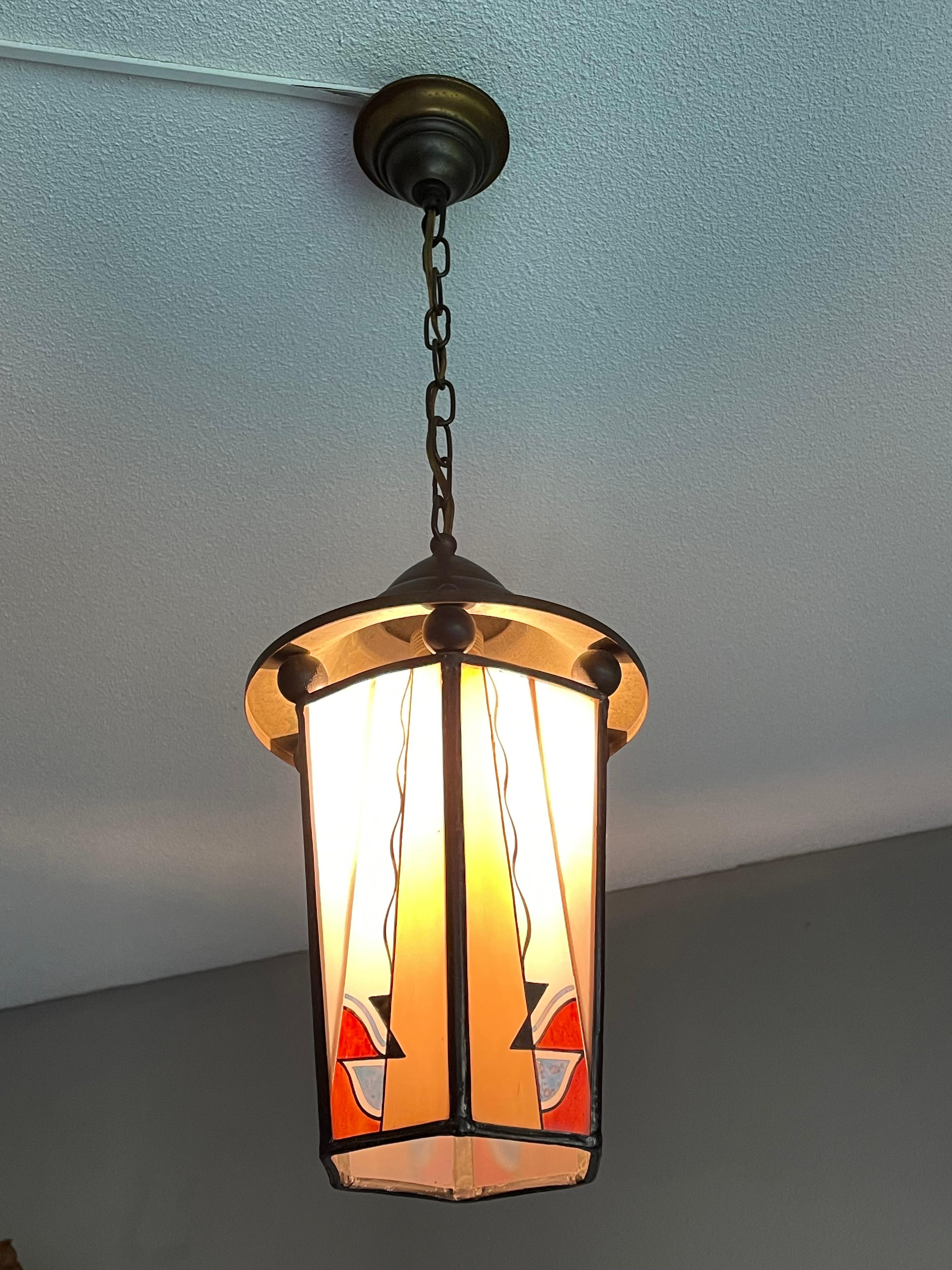 Lampe à suspension/lanterne hollandaise Arts & Crafts en laiton et verre opalin peint au feu en vente 1