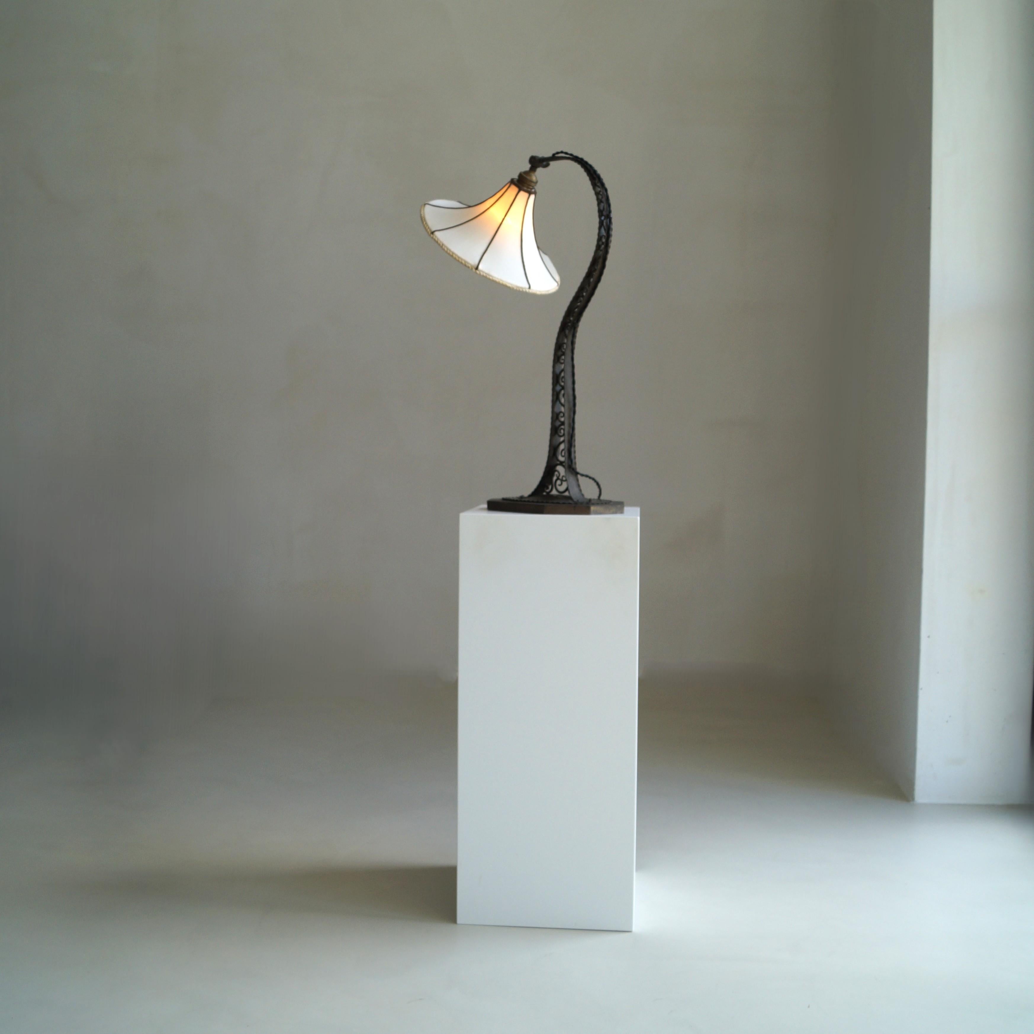 Niederländische Arts & Crafts/Amsterdam School Tischlampe, 1920er Jahre (Amsterdamer Schule) im Angebot