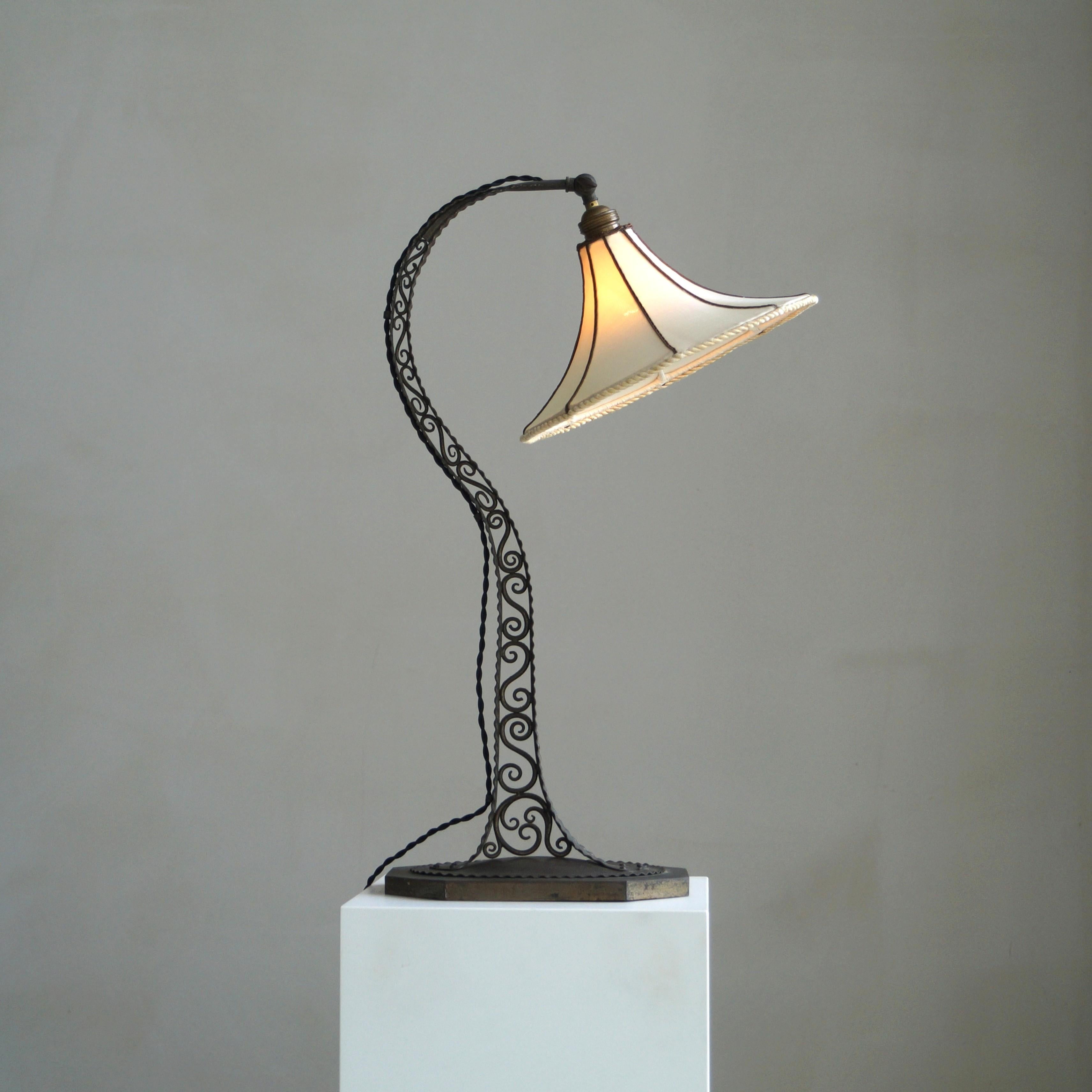 Niederländische Arts & Crafts/Amsterdam School Tischlampe, 1920er Jahre im Zustand „Gut“ im Angebot in EVERDINGEN, NL