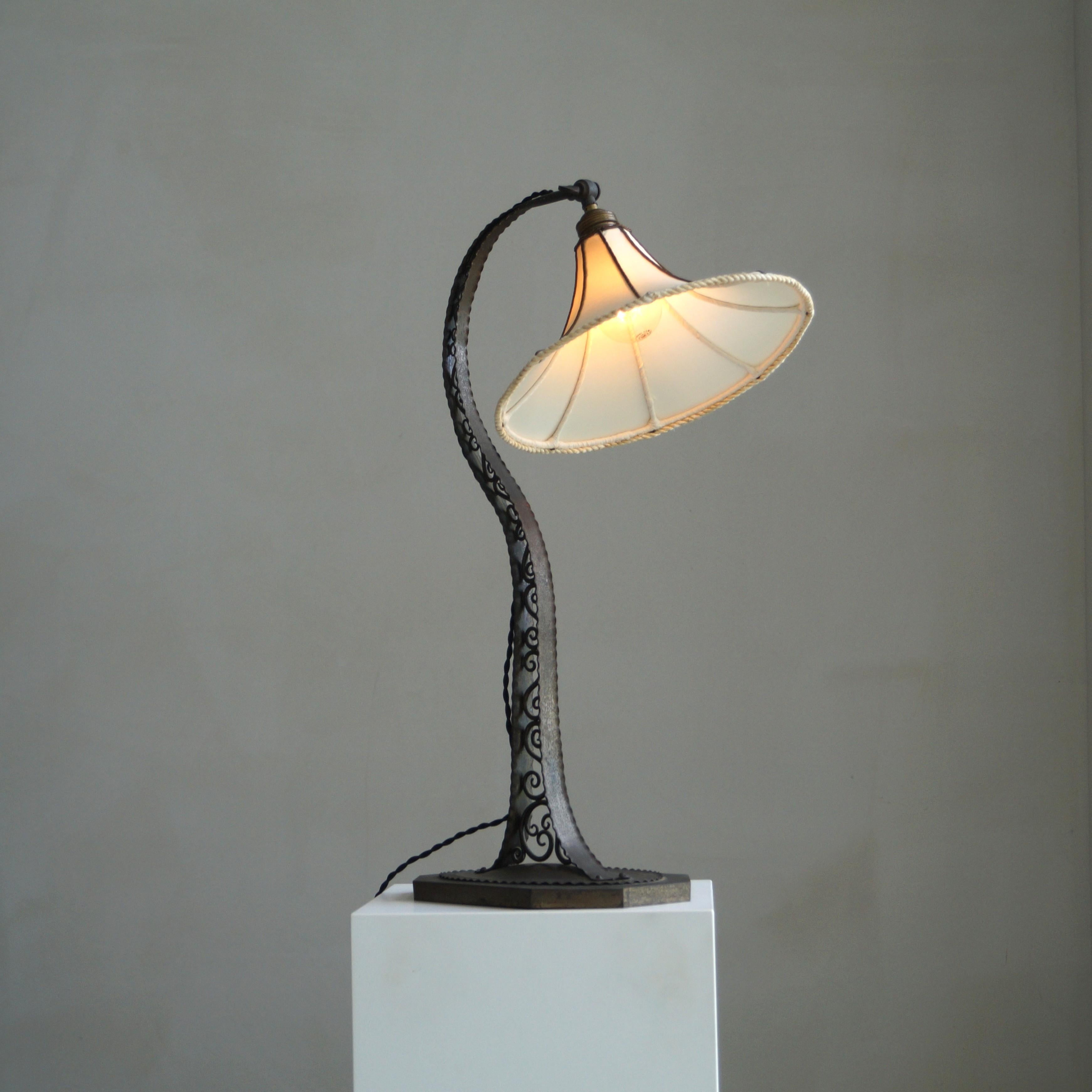Niederländische Arts & Crafts/Amsterdam School Tischlampe, 1920er Jahre (Frühes 20. Jahrhundert) im Angebot