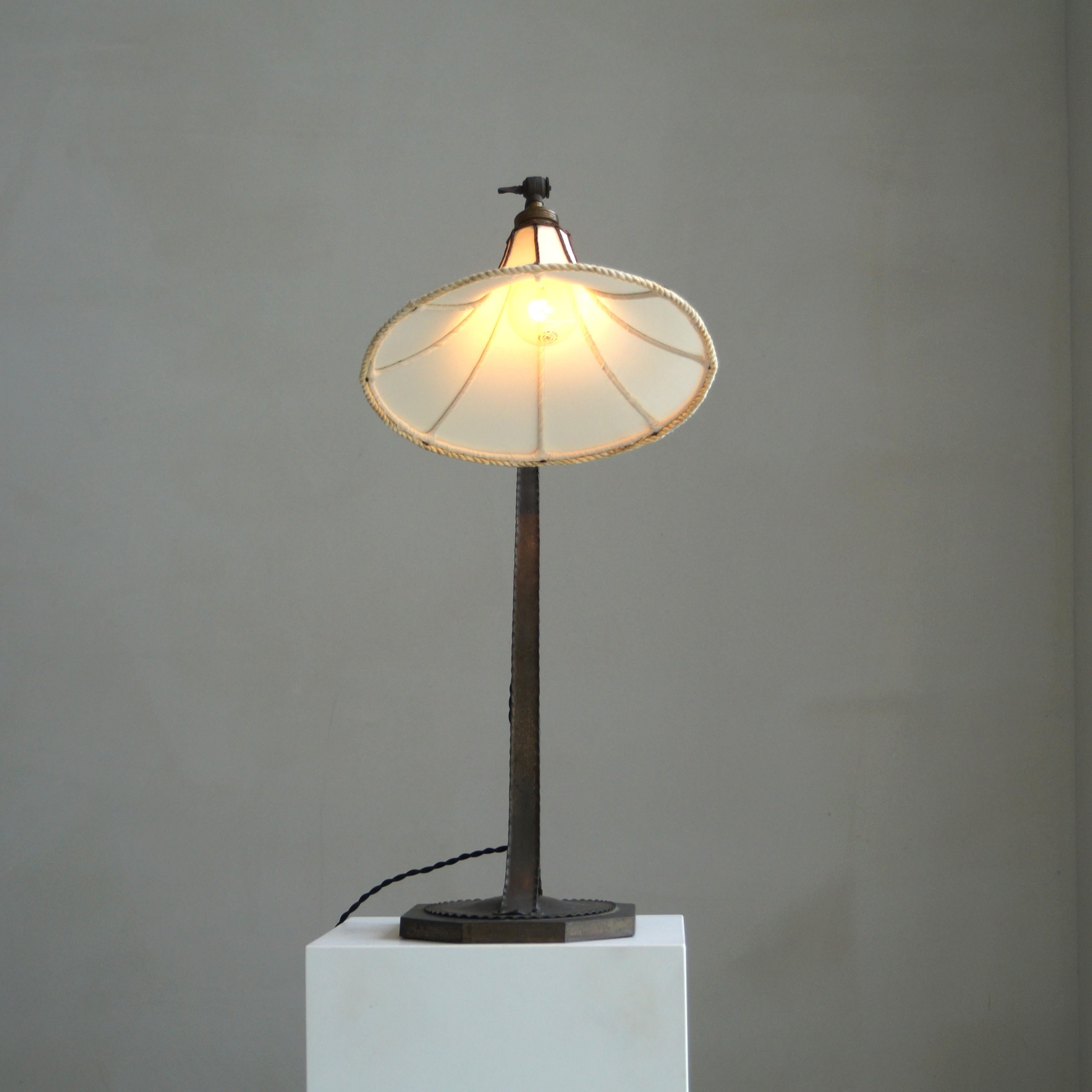 Niederländische Arts & Crafts/Amsterdam School Tischlampe, 1920er Jahre (Kupfer) im Angebot