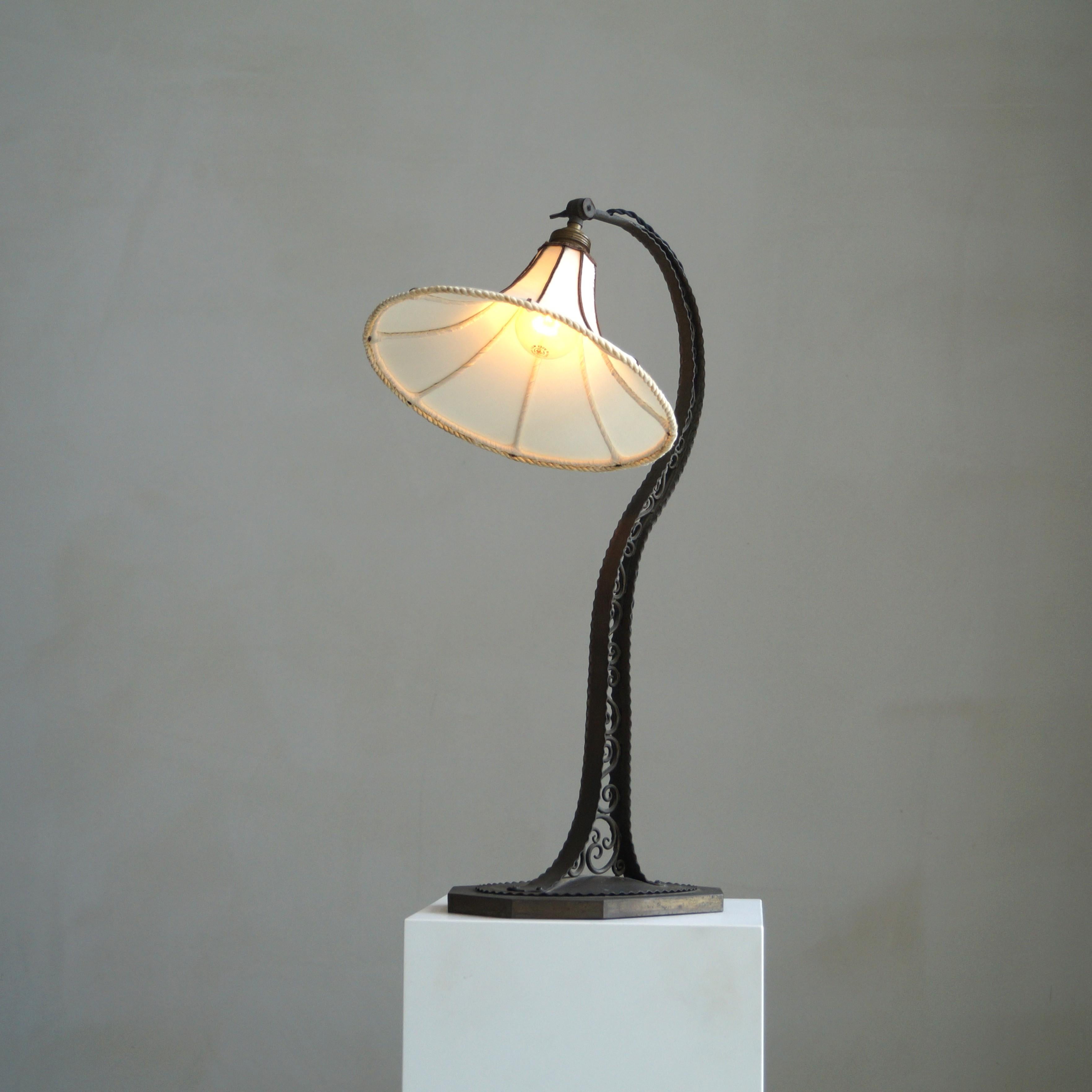 Niederländische Arts & Crafts/Amsterdam School Tischlampe, 1920er Jahre im Angebot 1