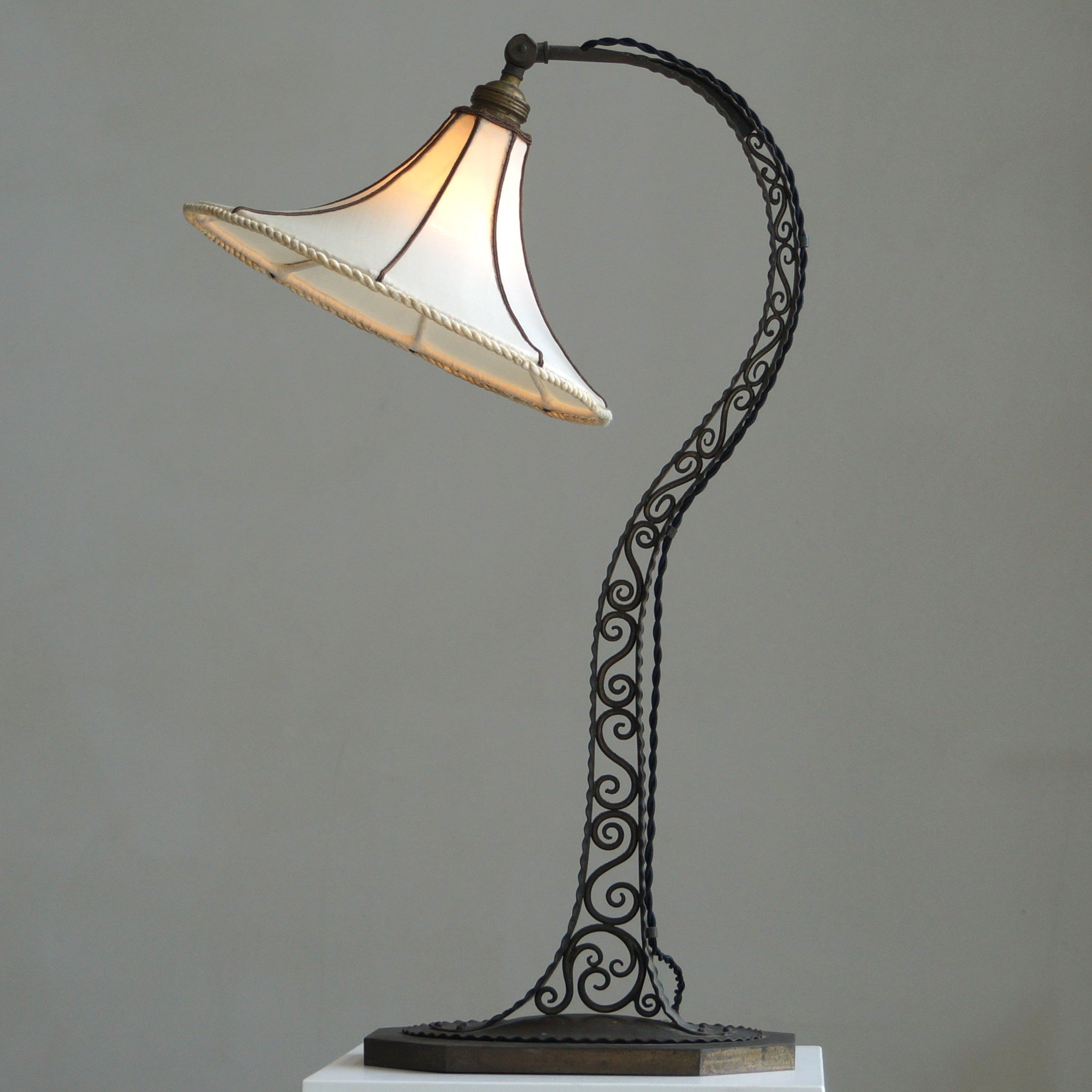 Niederländische Arts & Crafts/Amsterdam School Tischlampe, 1920er Jahre im Angebot