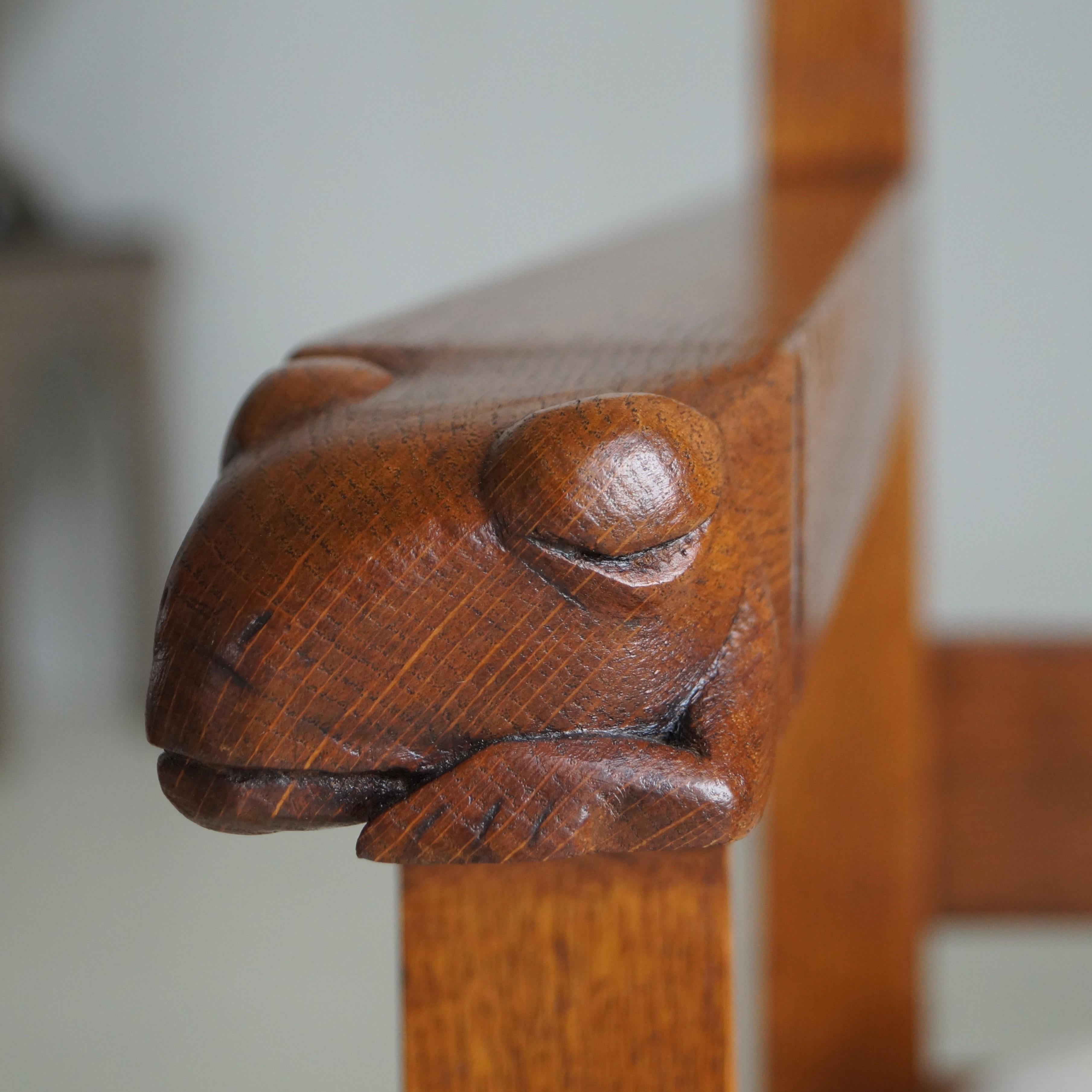 Holländischer Arts & Crafts Sessel mit Salamander und Nelken, Kobus de Graaff (Handgeschnitzt) im Angebot