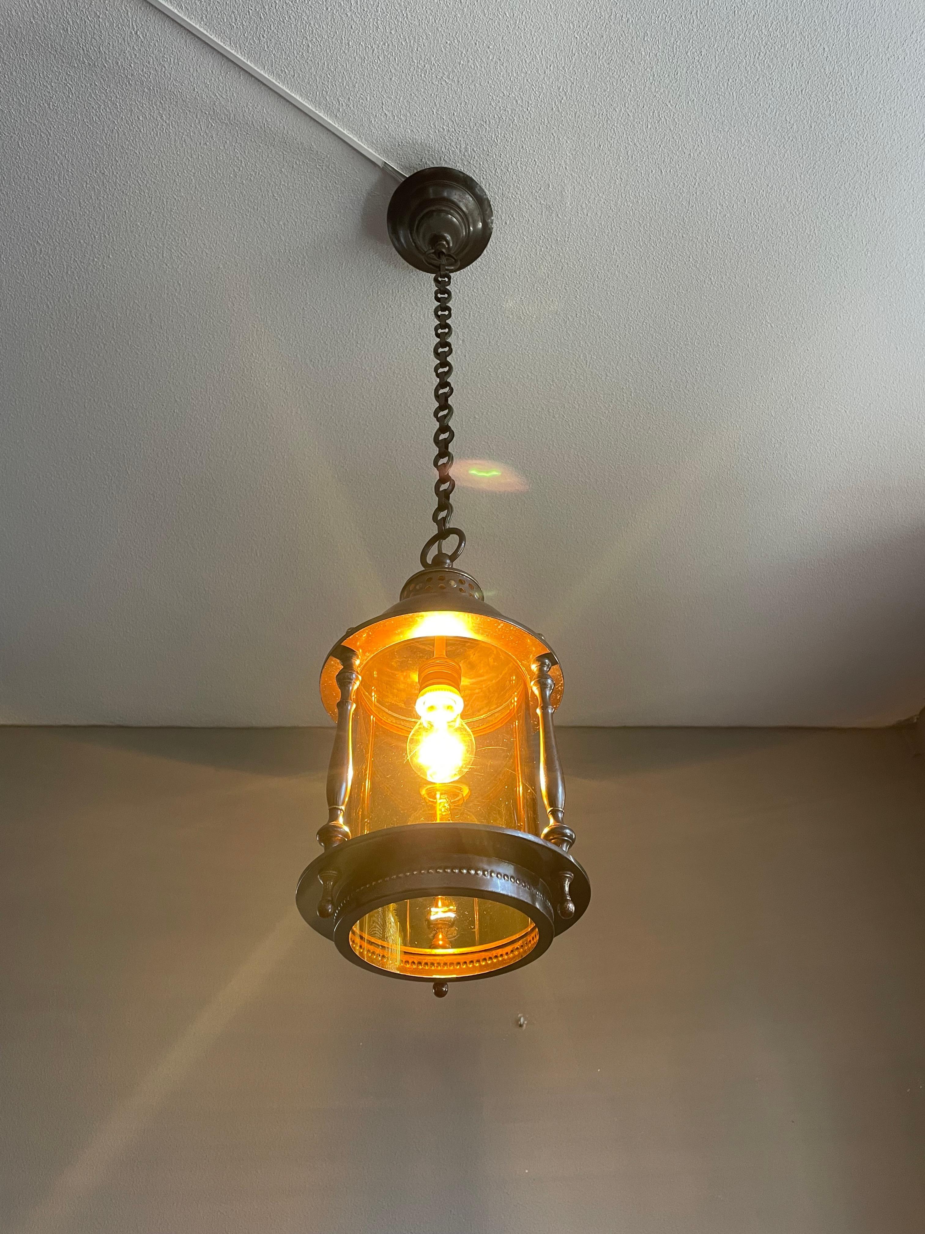 Suspension de hall d'entrée / luminaire en laiton et verre cylindrique de style Arts & Crafts hollandais 4