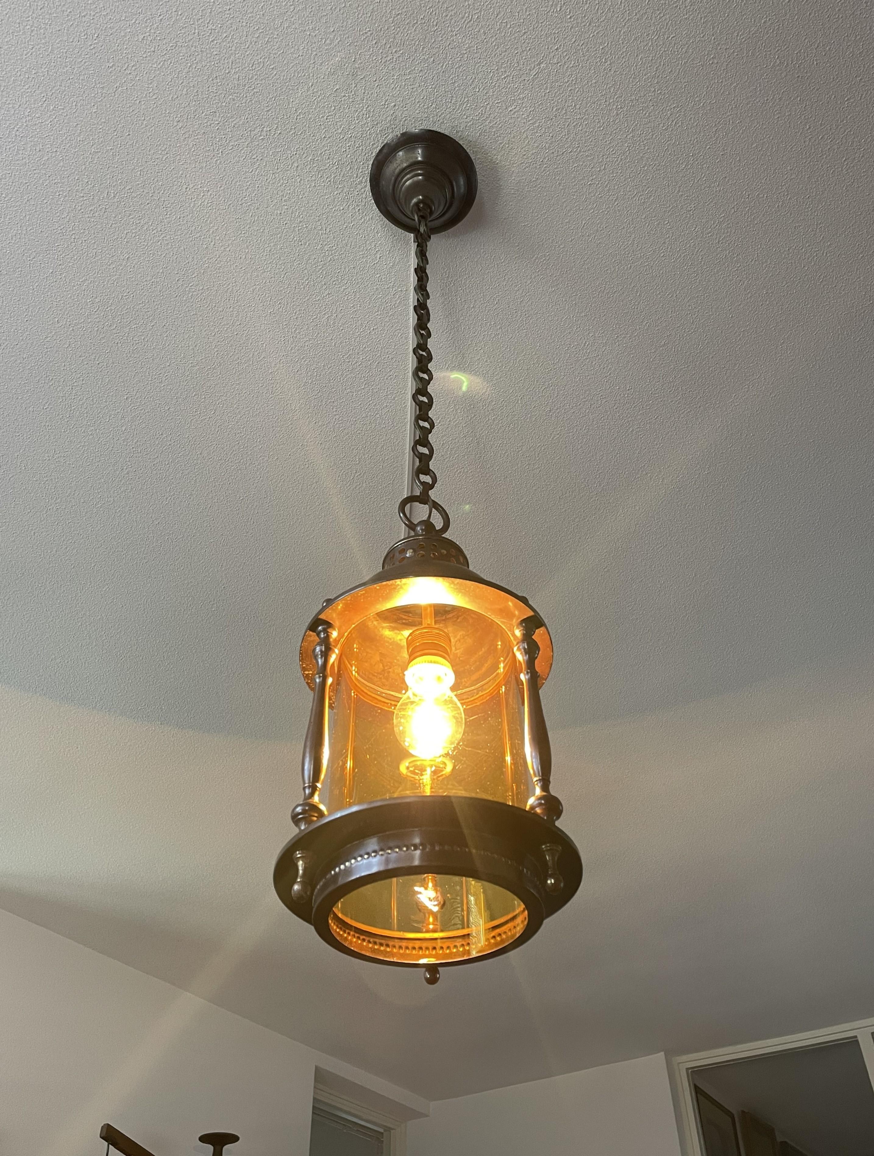 Suspension de hall d'entrée / luminaire en laiton et verre cylindrique de style Arts & Crafts hollandais 9