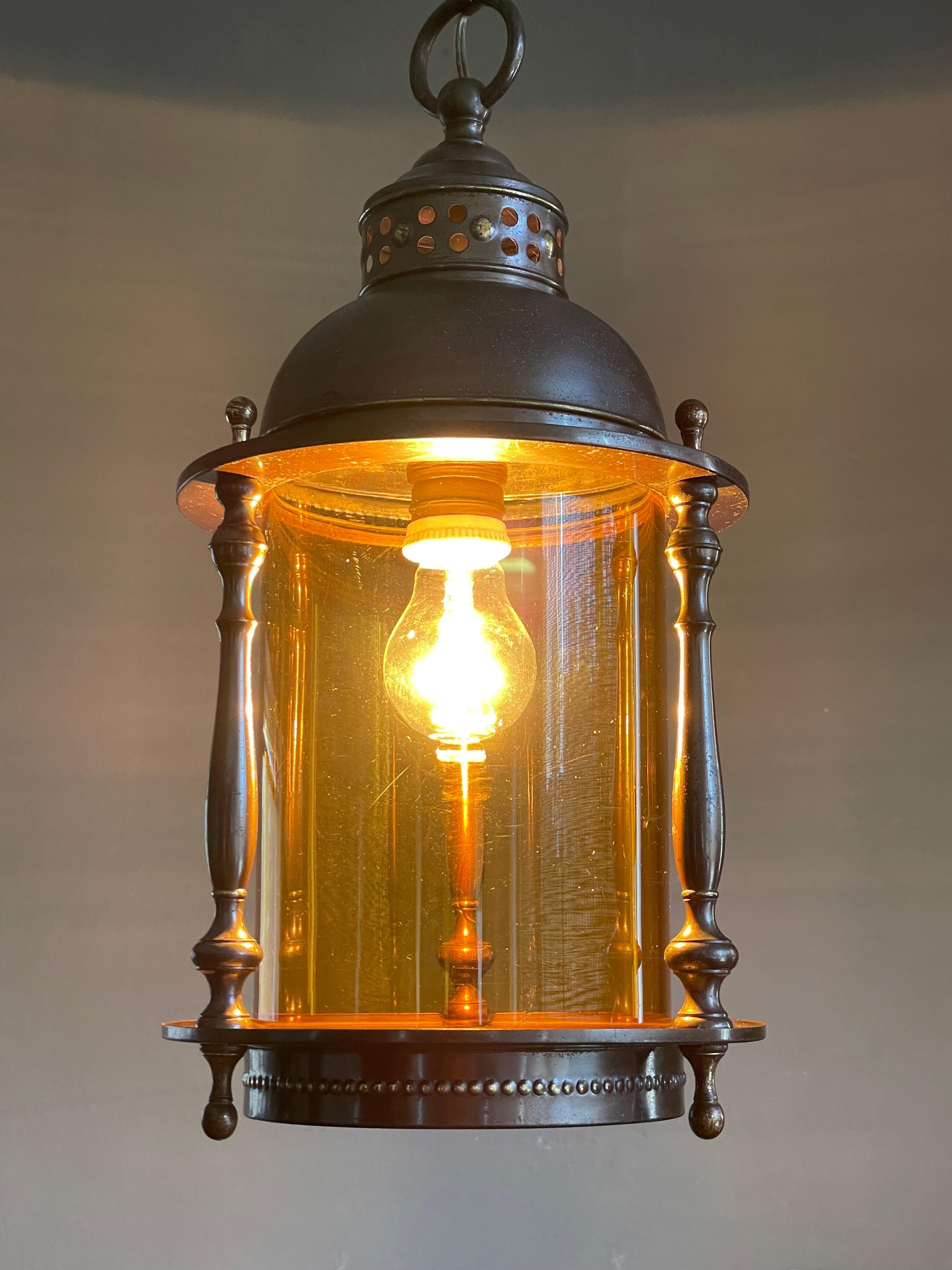 Suspension de hall d'entrée / luminaire en laiton et verre cylindrique de style Arts & Crafts hollandais 11