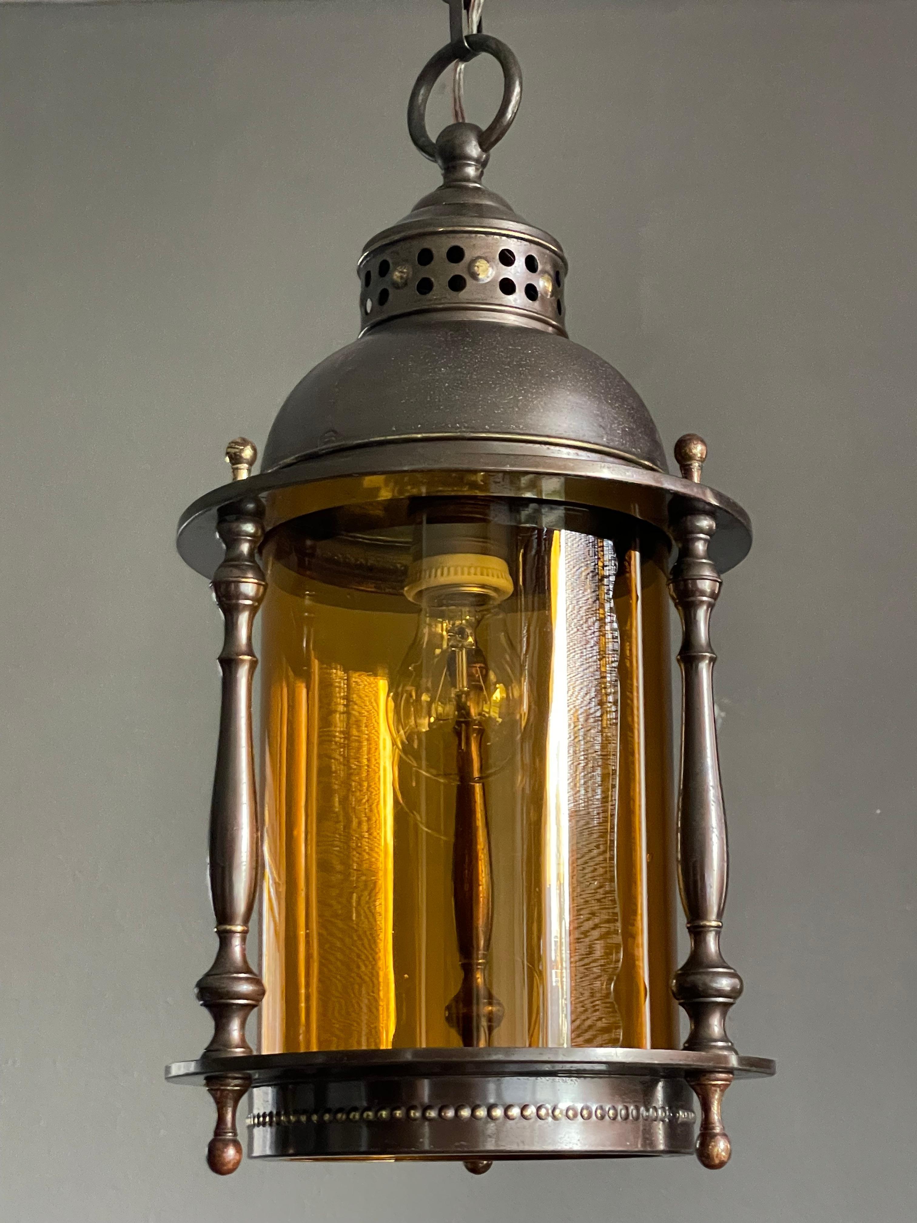 Arts and Crafts Suspension de hall d'entrée / luminaire en laiton et verre cylindrique de style Arts & Crafts hollandais