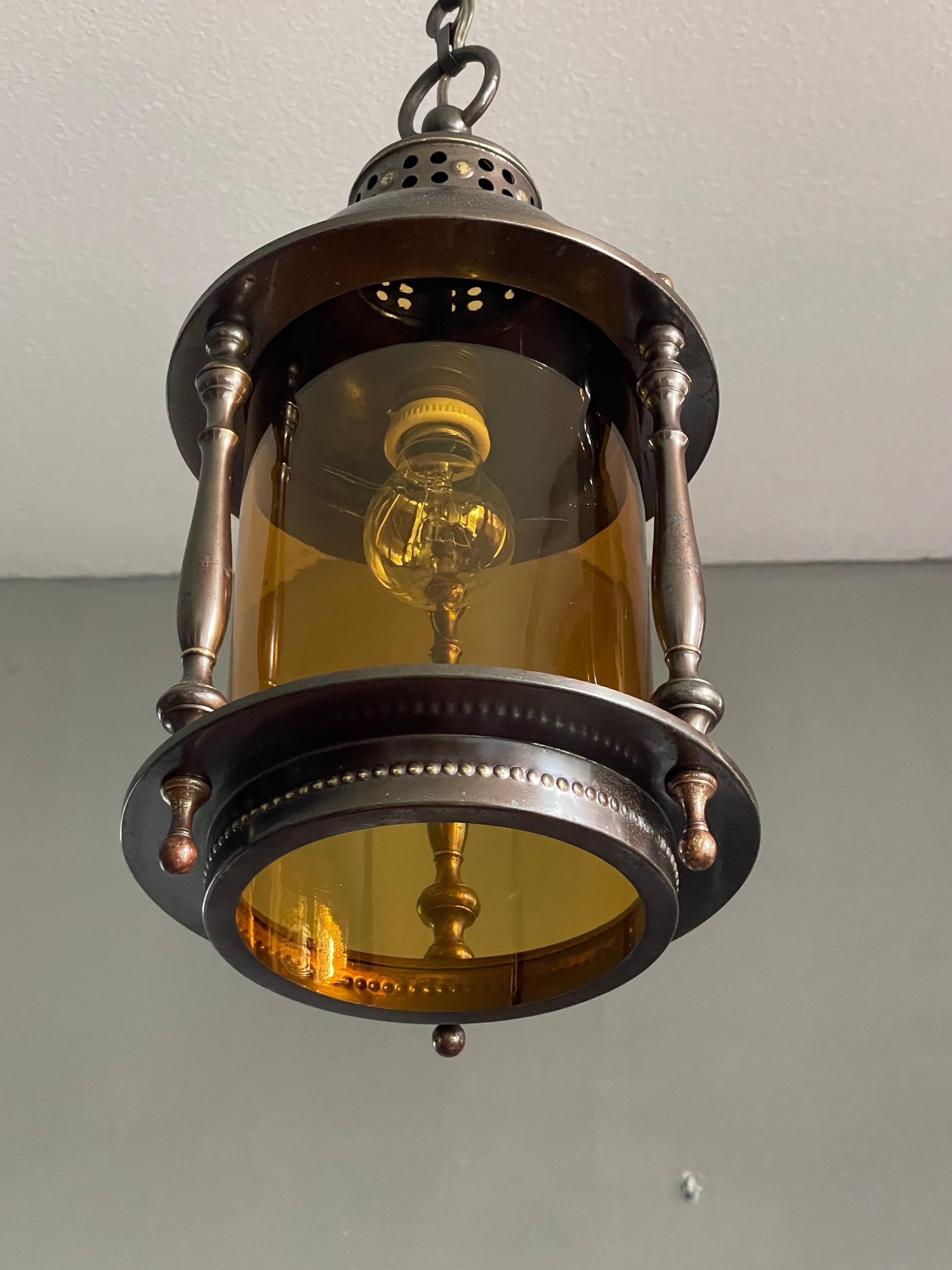 Moulage Suspension de hall d'entrée / luminaire en laiton et verre cylindrique de style Arts & Crafts hollandais