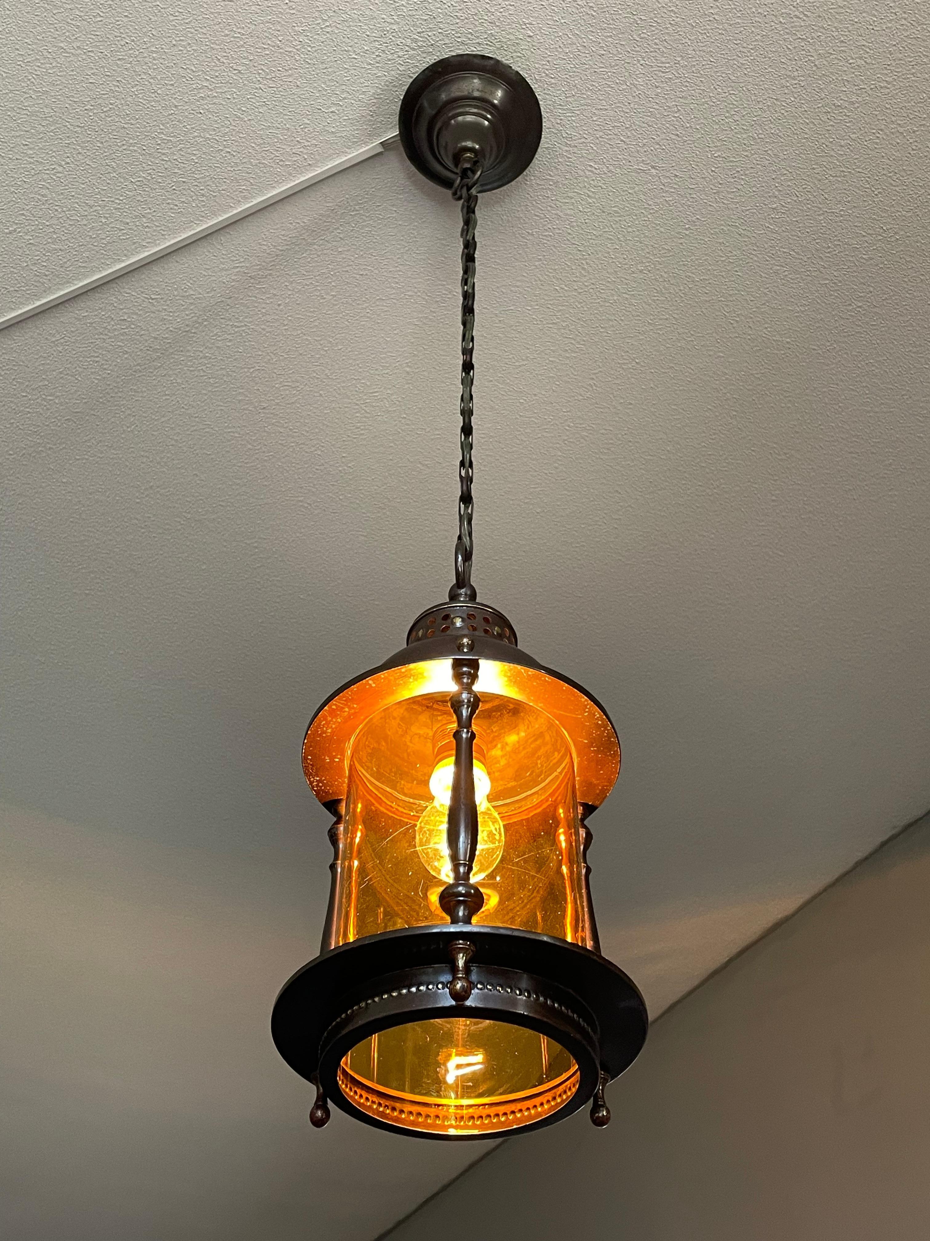 Laiton Suspension de hall d'entrée / luminaire en laiton et verre cylindrique de style Arts & Crafts hollandais