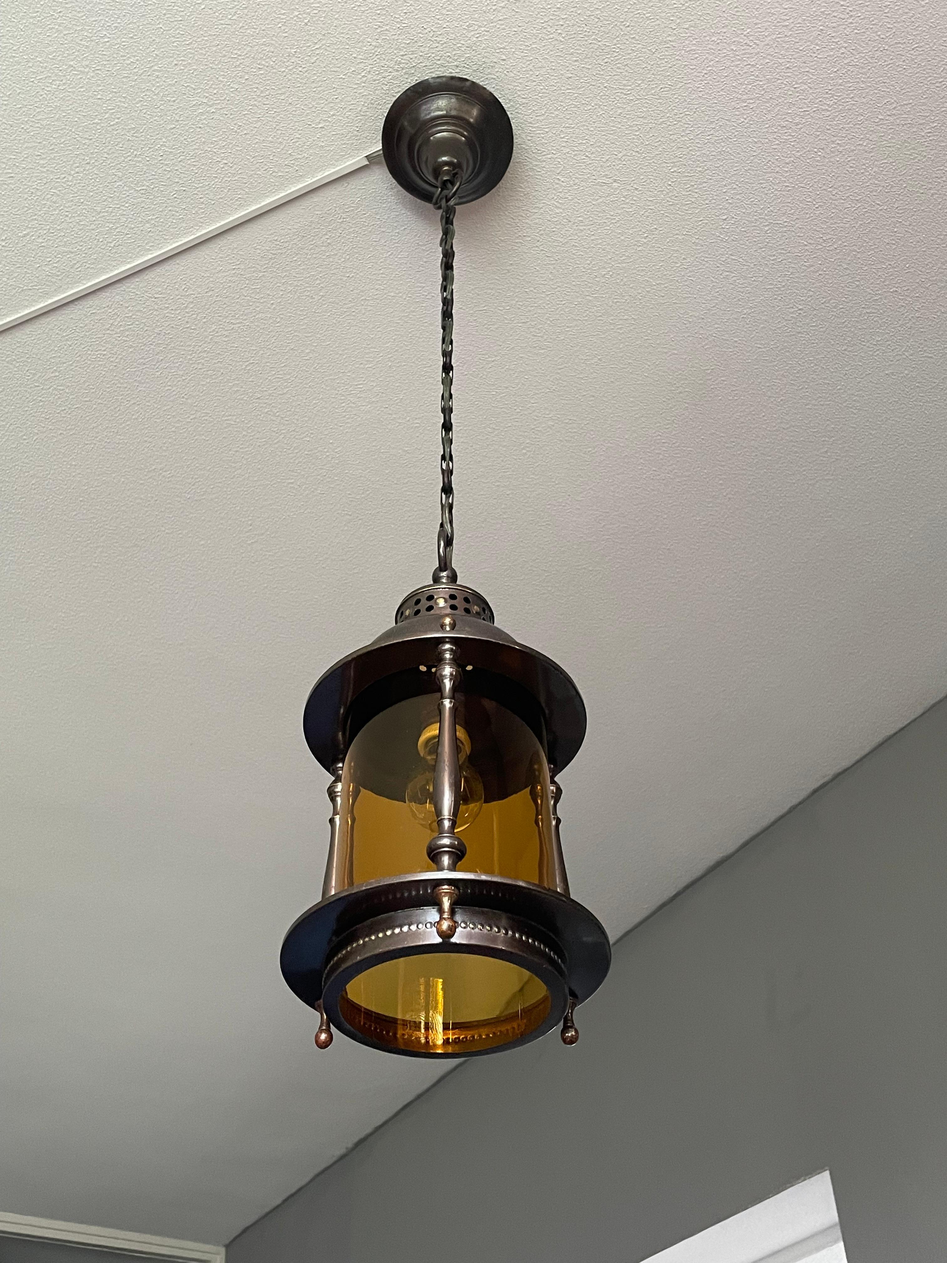 Suspension de hall d'entrée / luminaire en laiton et verre cylindrique de style Arts & Crafts hollandais 1