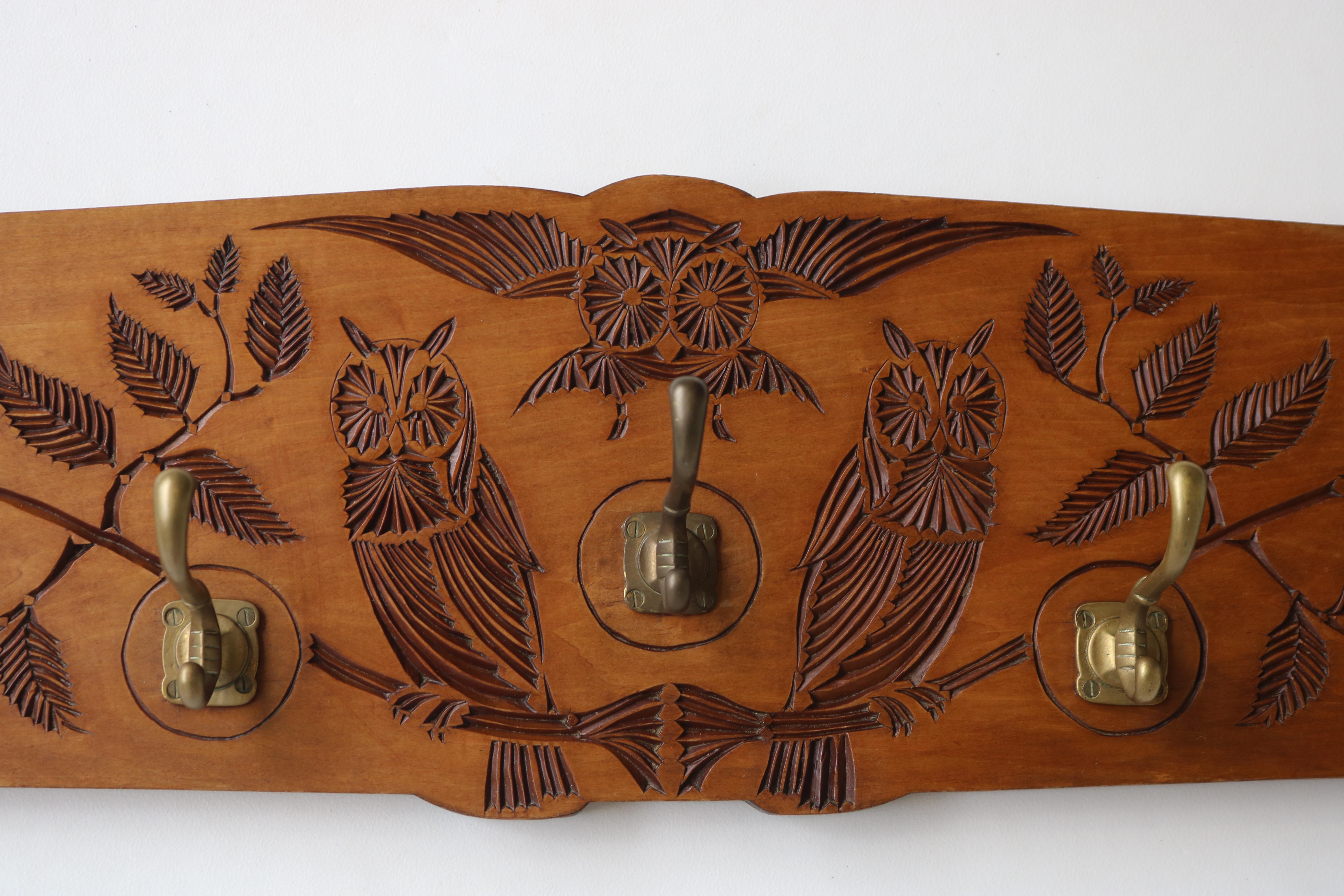 Magnifique porte-manteau Arts & Crafts hollandais avec 3 hiboux et des branches créé en 1930 et signé par le fabricant. 
Très belle décoration sculptée à l'écaille présentant des branches, des feuilles et 3 impressionnants hiboux.
Les hiboux