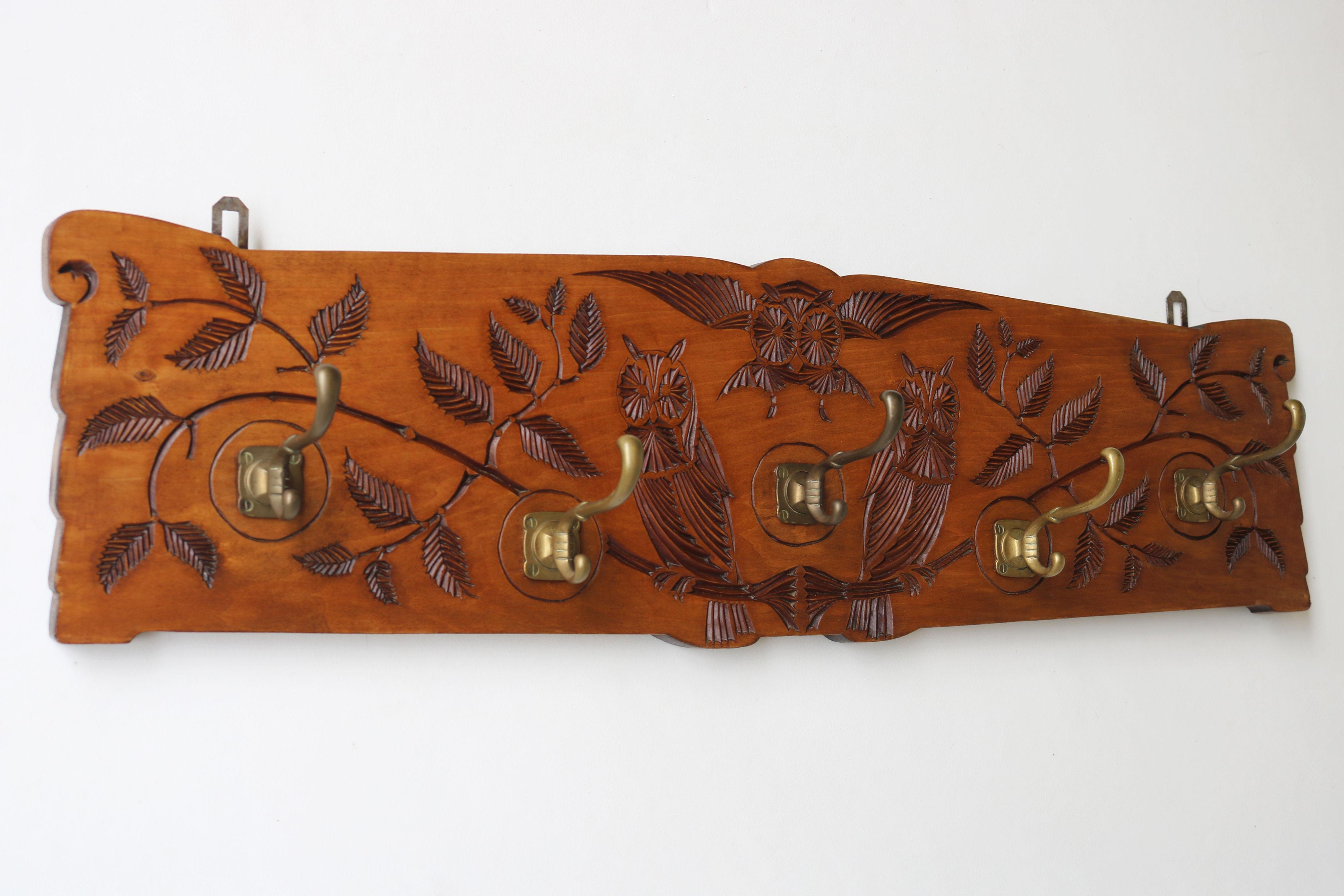 Hand-Carved Dutch Arts & Crafts Coat Rack with Owls 1930 chip carved hallway brass hooks For Sale
