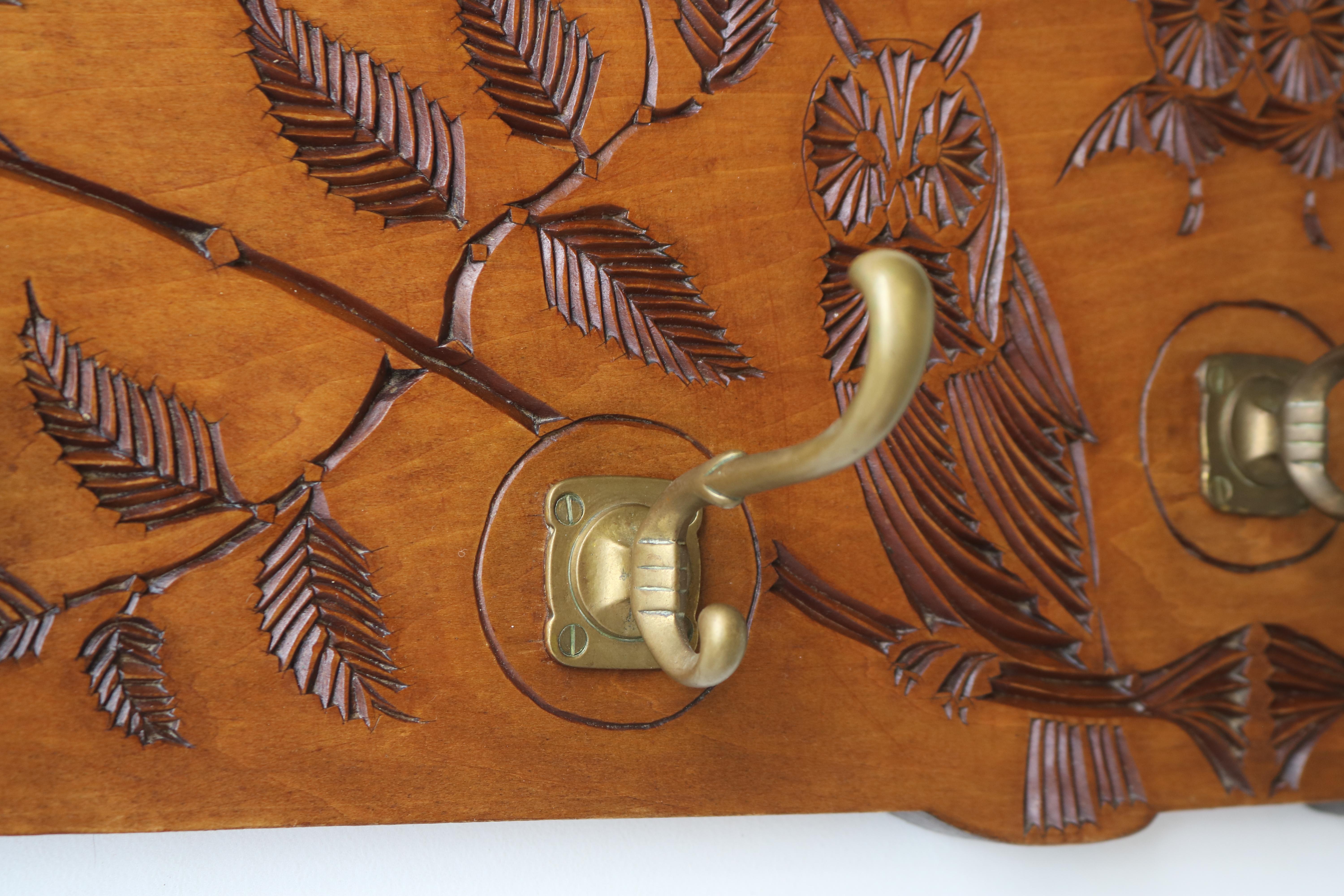 Dutch Arts & Crafts Coat Rack with Owls 1930 chip carved hallway brass hooks In Good Condition For Sale In Ijzendijke, NL