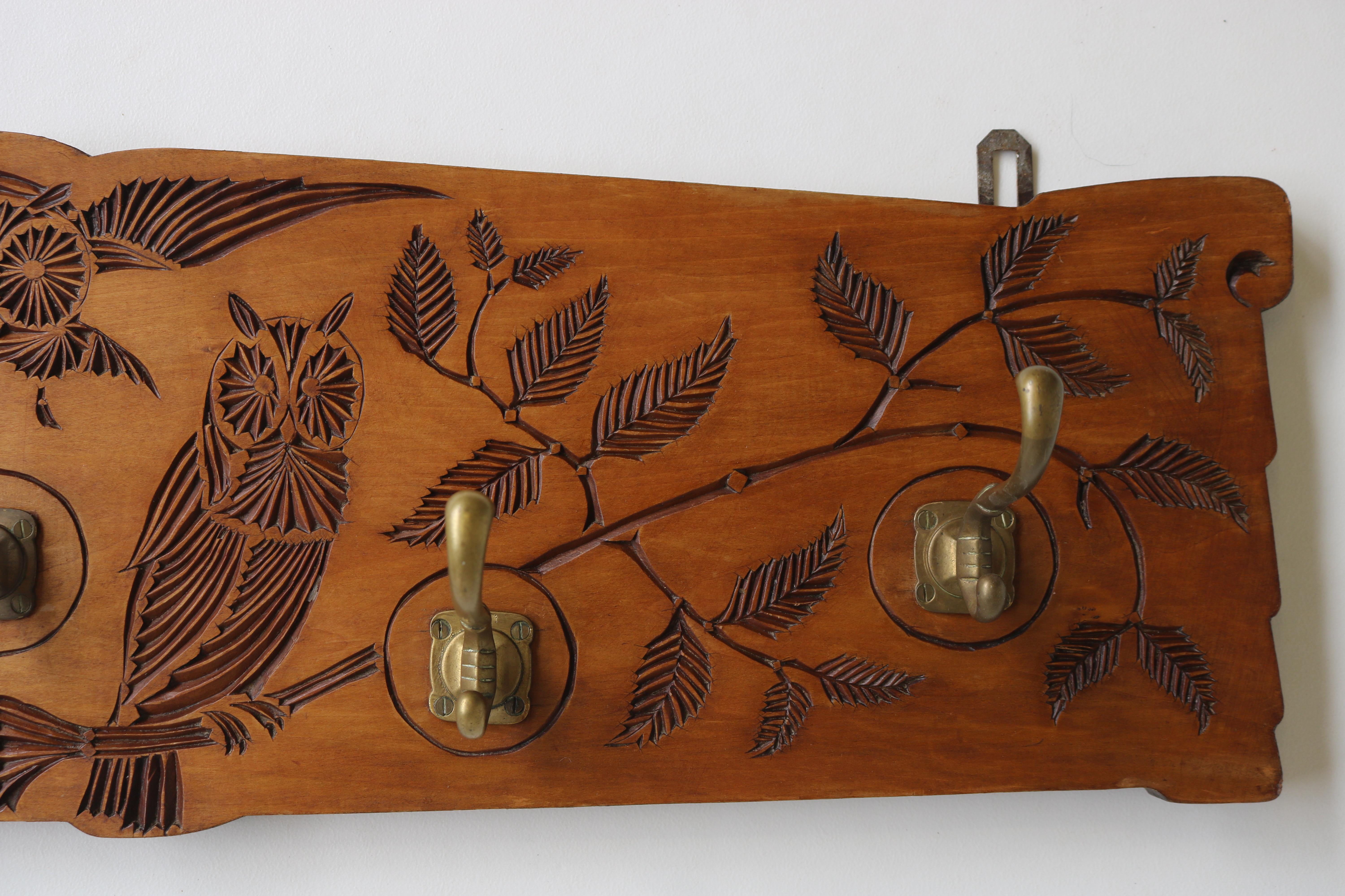 Dutch Arts & Crafts Coat Rack with Owls 1930 chip carved hallway brass hooks For Sale 2