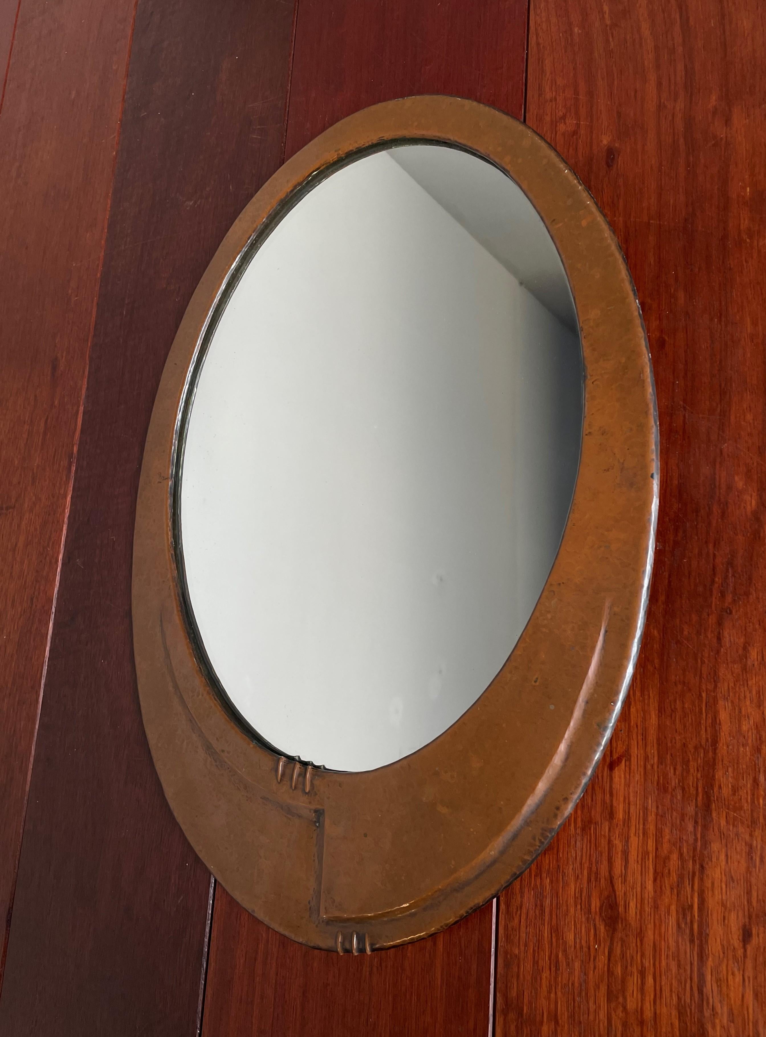 Dutch Arts & Crafts Hand Hammered Copper Oval Wall Mirror of Practical Size 1910 In Excellent Condition In Lisse, NL