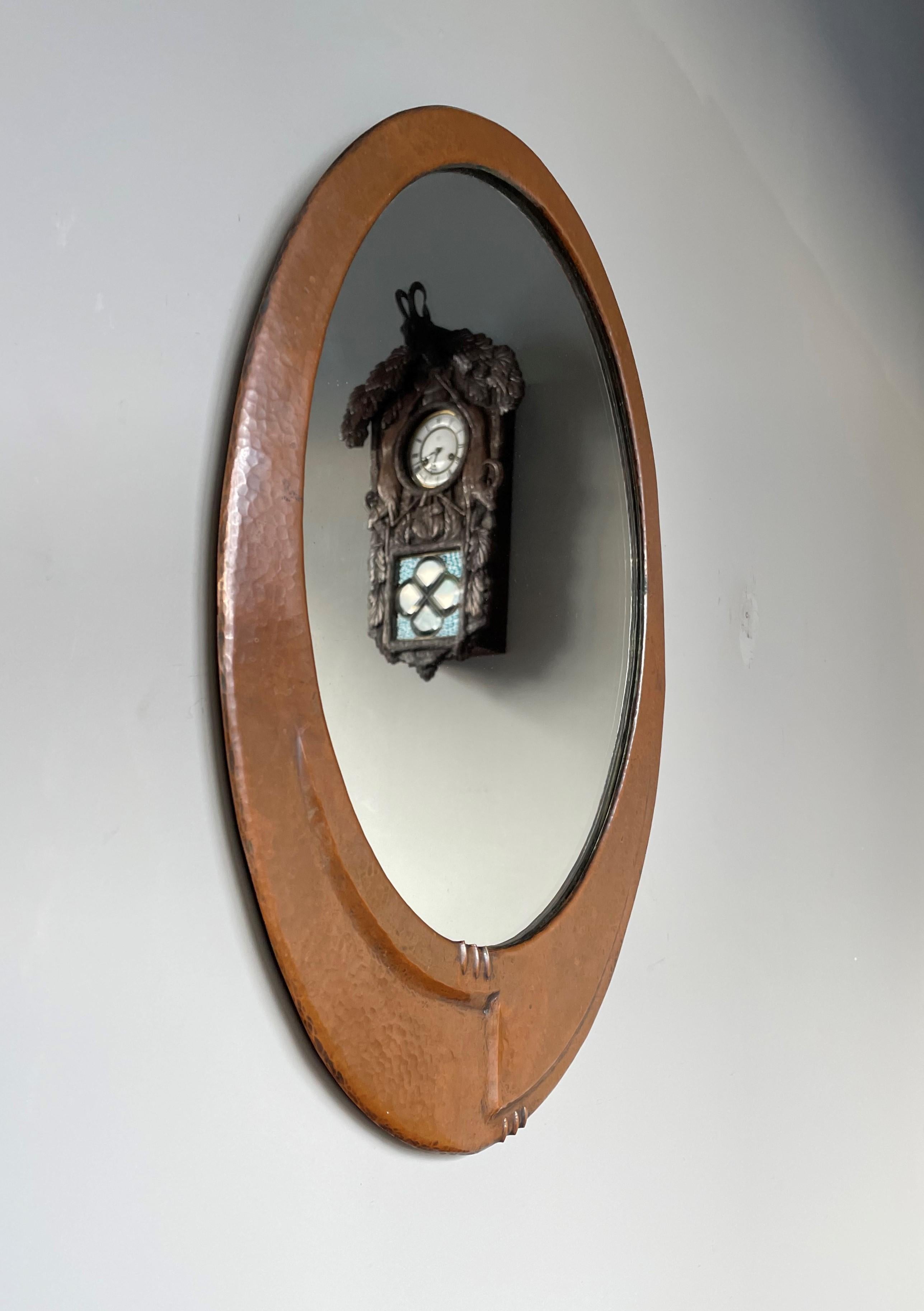 Niederländischer handgehämmerter ovaler Wandspiegel aus Kupfer von Dutch Arts & Crafts in praktischer Größe 1910 im Zustand „Hervorragend“ im Angebot in Lisse, NL