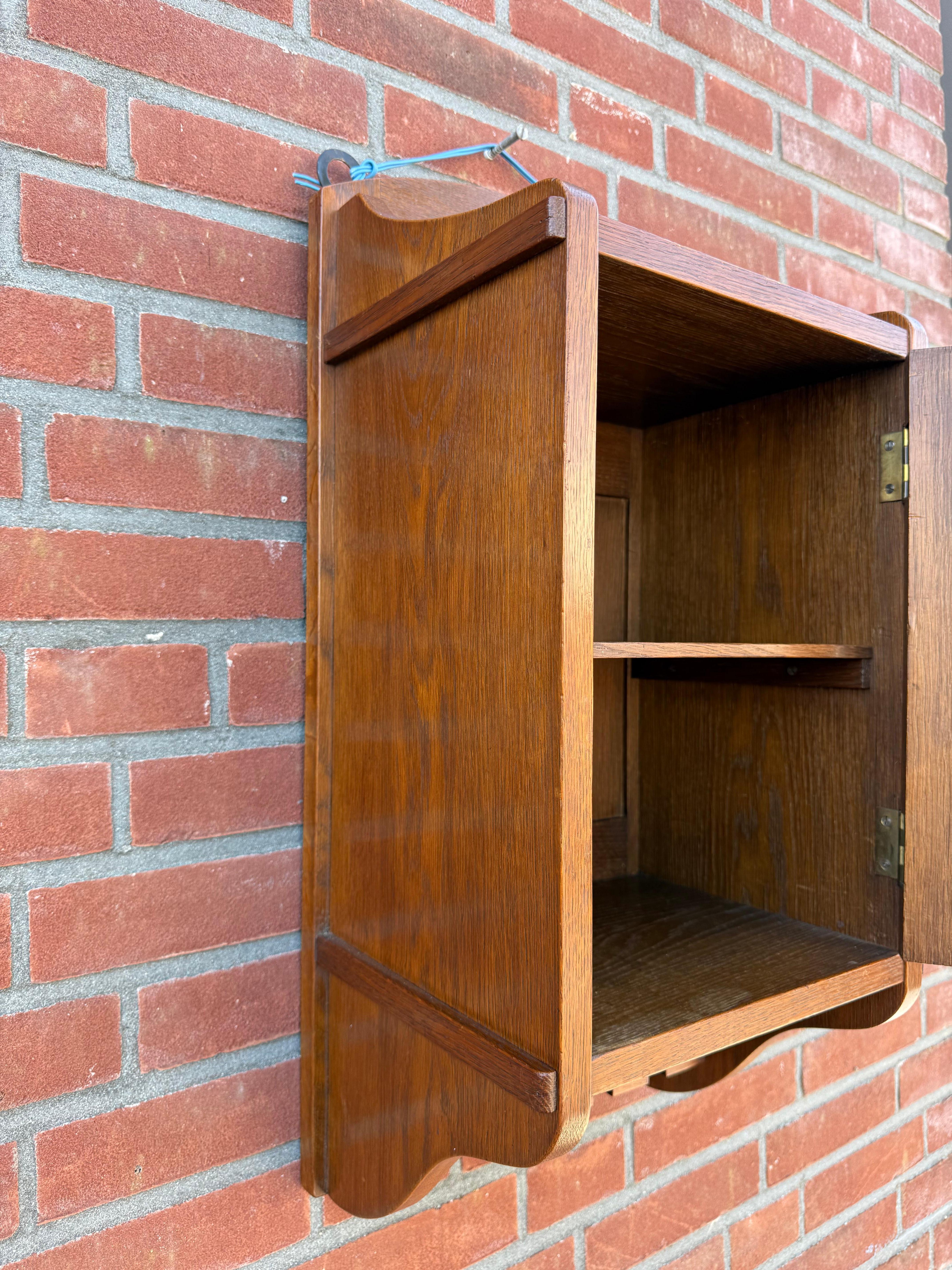 Holländischer Arts & Crafts Wandhängeschrank aus Eichenholz mit verglaster Tür, um 1910 im Angebot 3