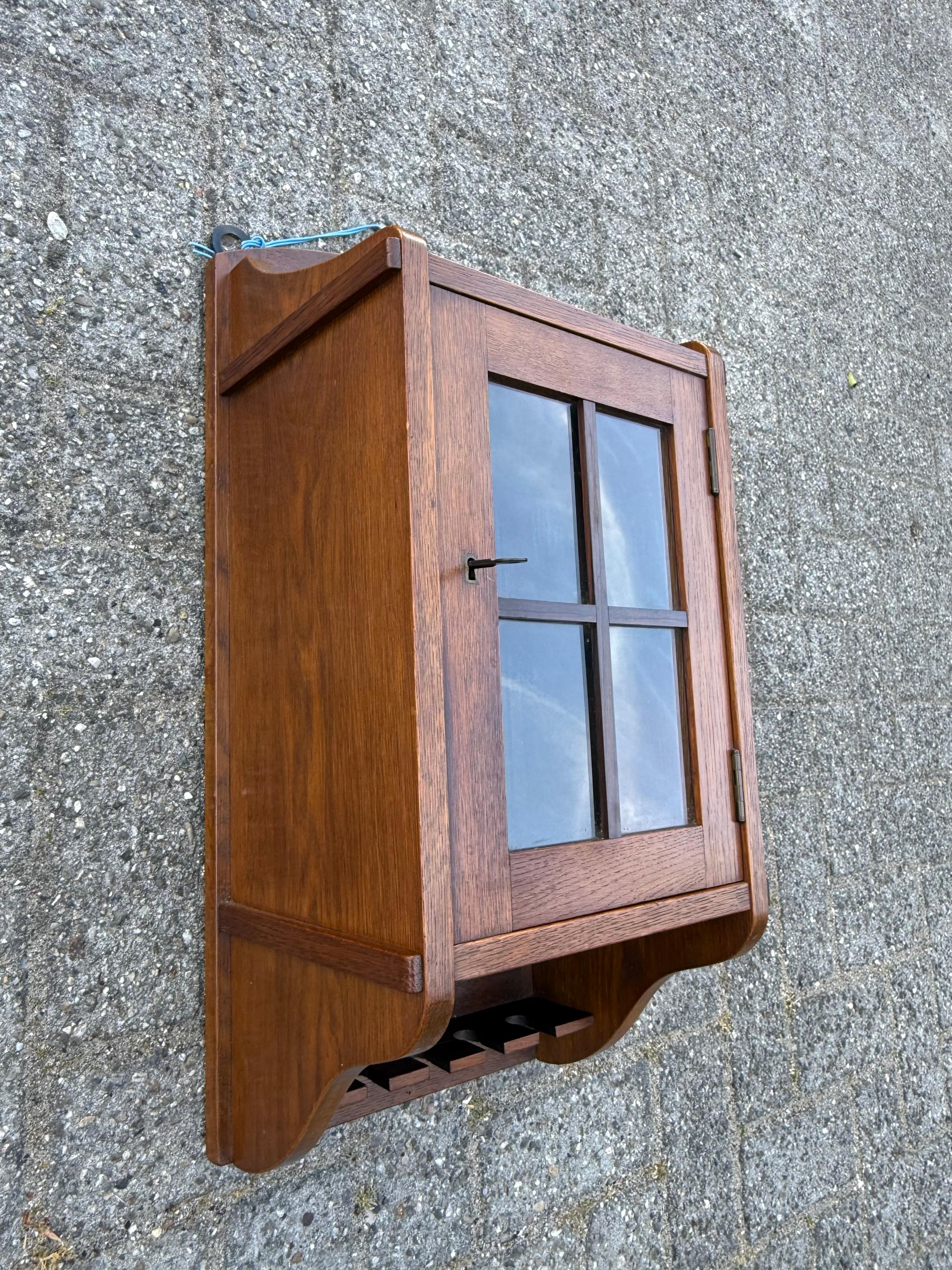 Holländischer Arts & Crafts Wandhängeschrank aus Eichenholz mit verglaster Tür, um 1910 im Angebot 6