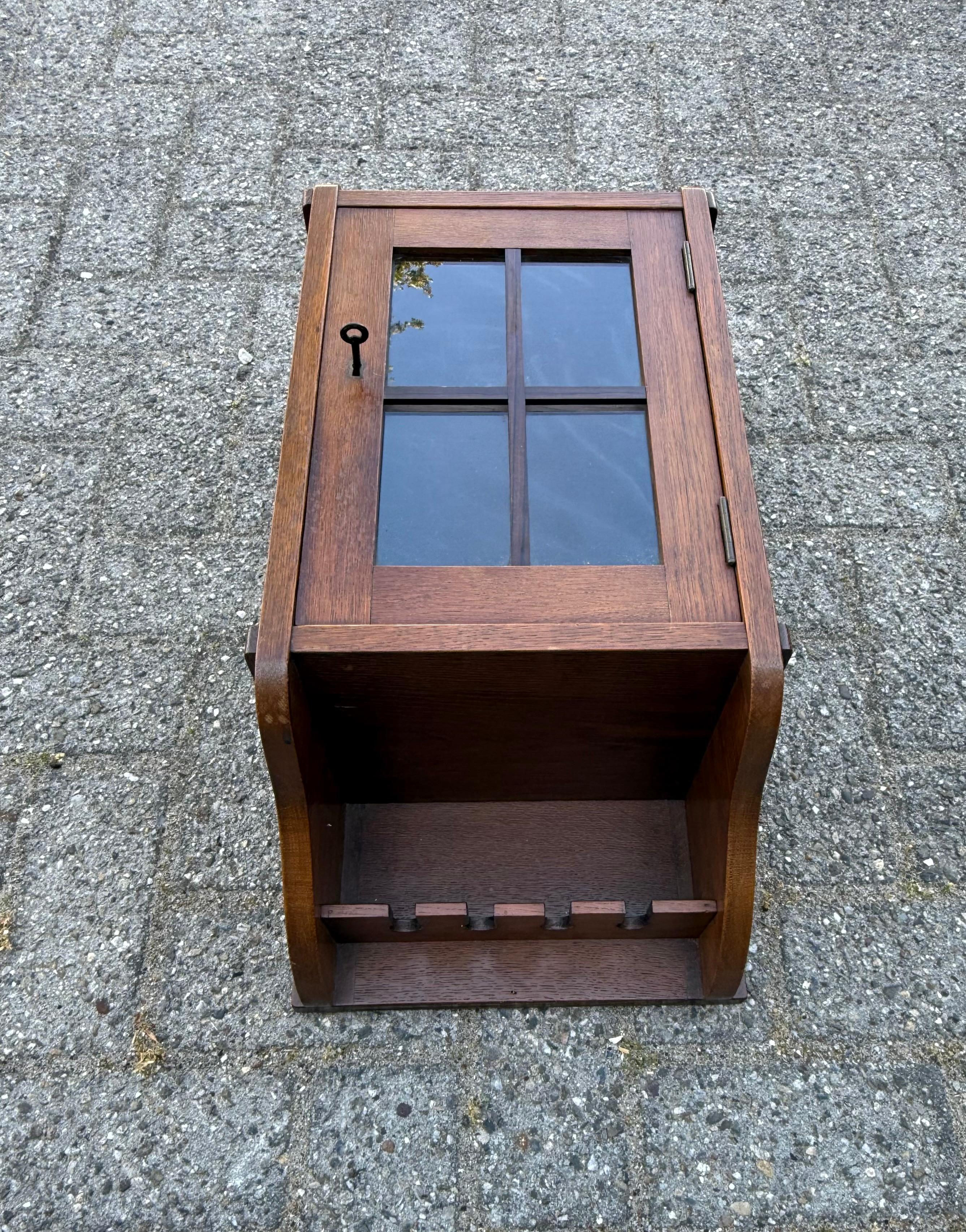 Holländischer Arts & Crafts Wandhängeschrank aus Eichenholz mit verglaster Tür, um 1910 im Angebot 7