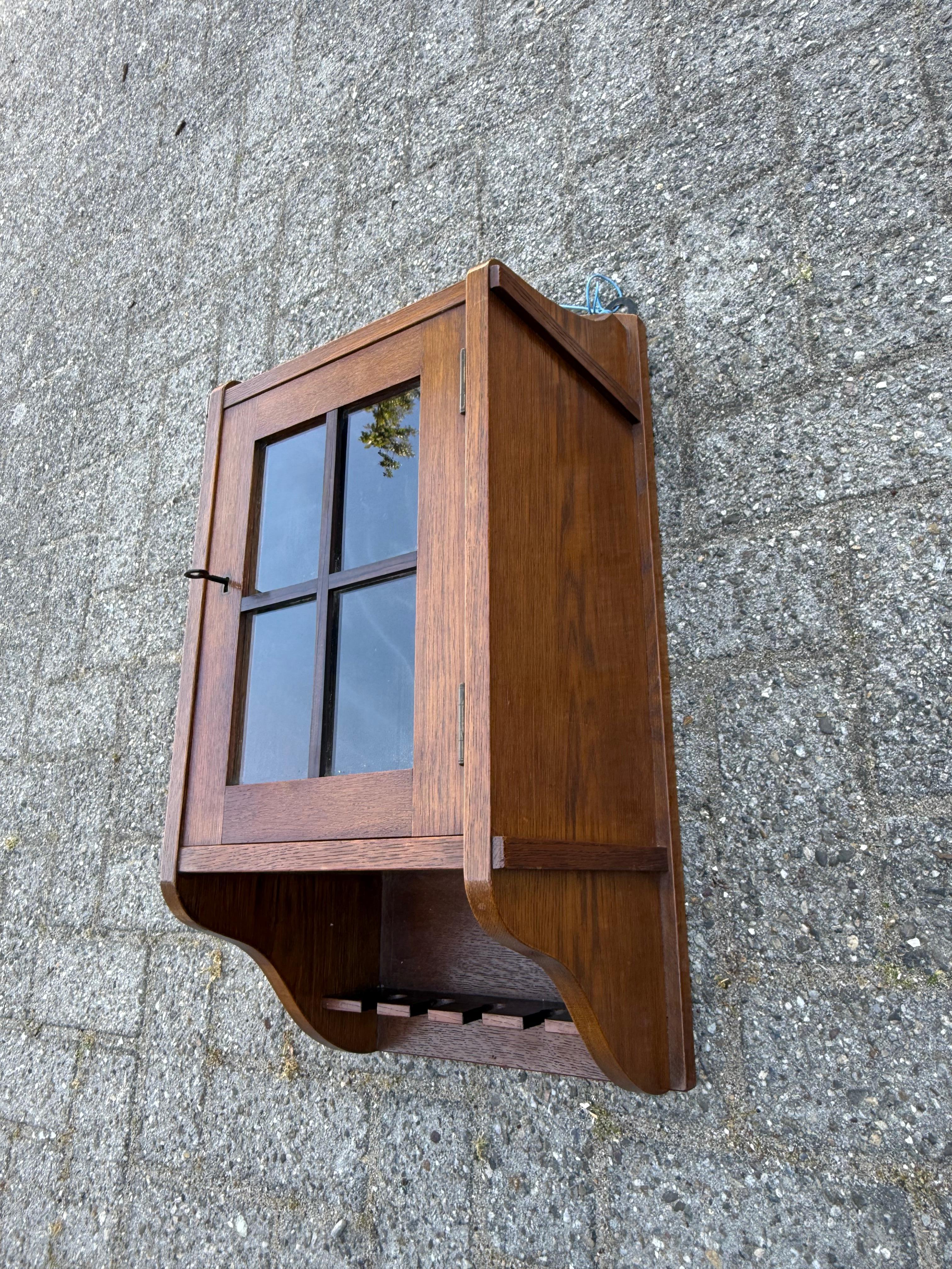 Holländischer Arts & Crafts Wandhängeschrank aus Eichenholz mit verglaster Tür, um 1910 im Angebot 8