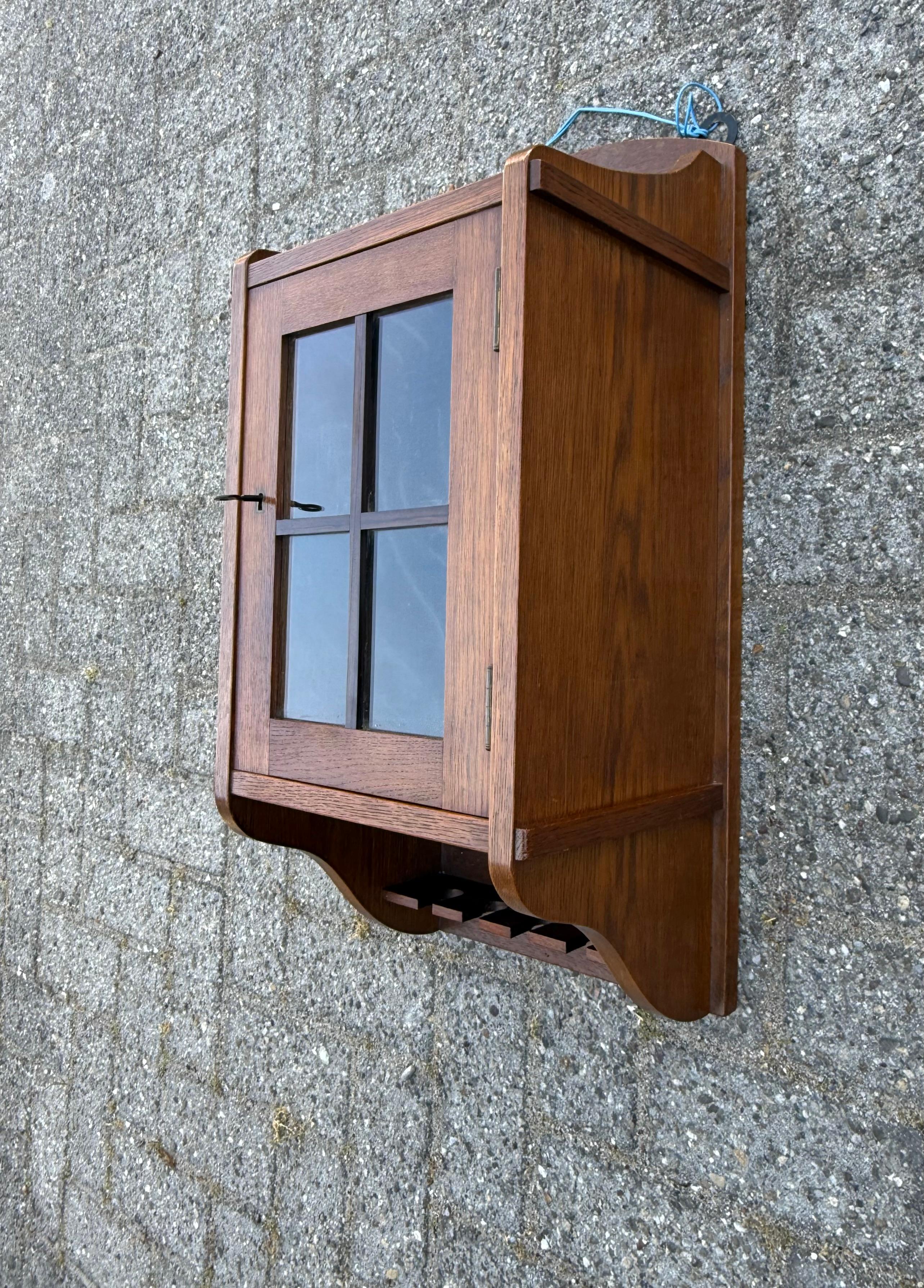 Holländischer Arts & Crafts Wandhängeschrank aus Eichenholz mit verglaster Tür, um 1910 im Angebot 10