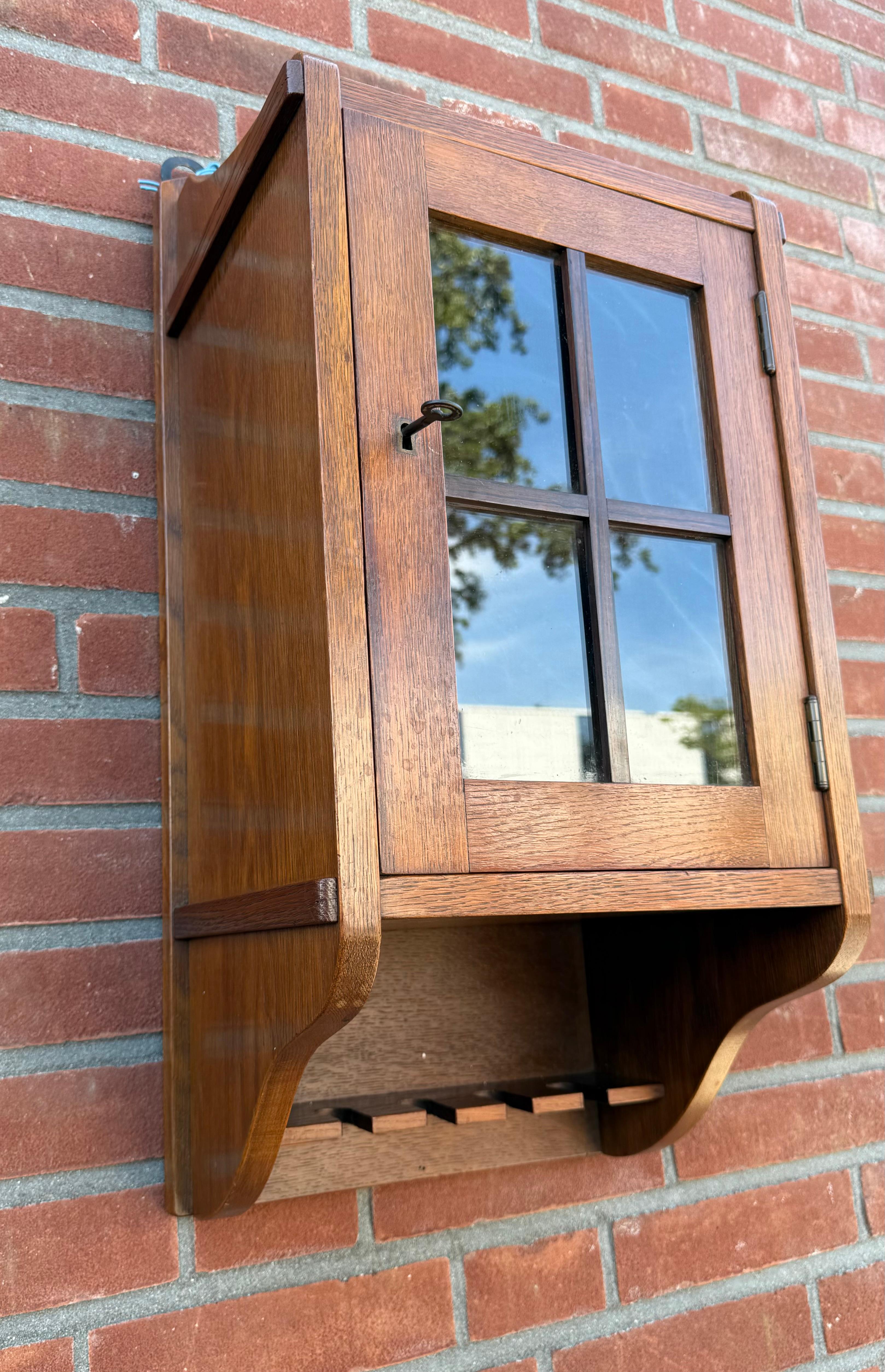Handgefertigter und seltener Arts & Crafts Wandschrank mit funktionierendem Schloss und Schlüssel.

Ein wunderschön handgefertigter Wandschrank aus Eichenholz aus dem frühen 20. Jahrhundert, der ursprünglich zur Aufbewahrung von Pfeifen und