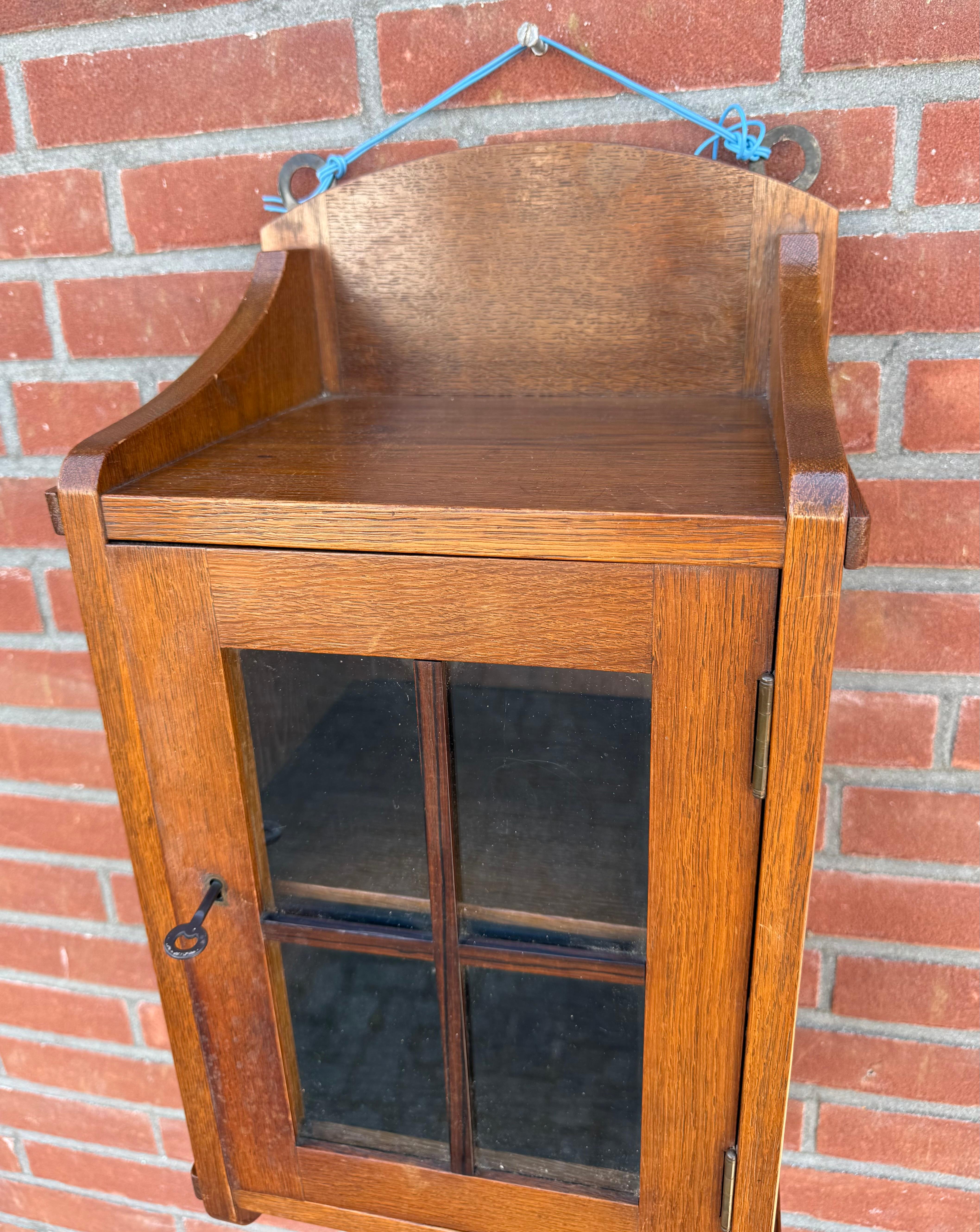 Holländischer Arts & Crafts Wandhängeschrank aus Eichenholz mit verglaster Tür, um 1910 im Zustand „Gut“ im Angebot in Lisse, NL