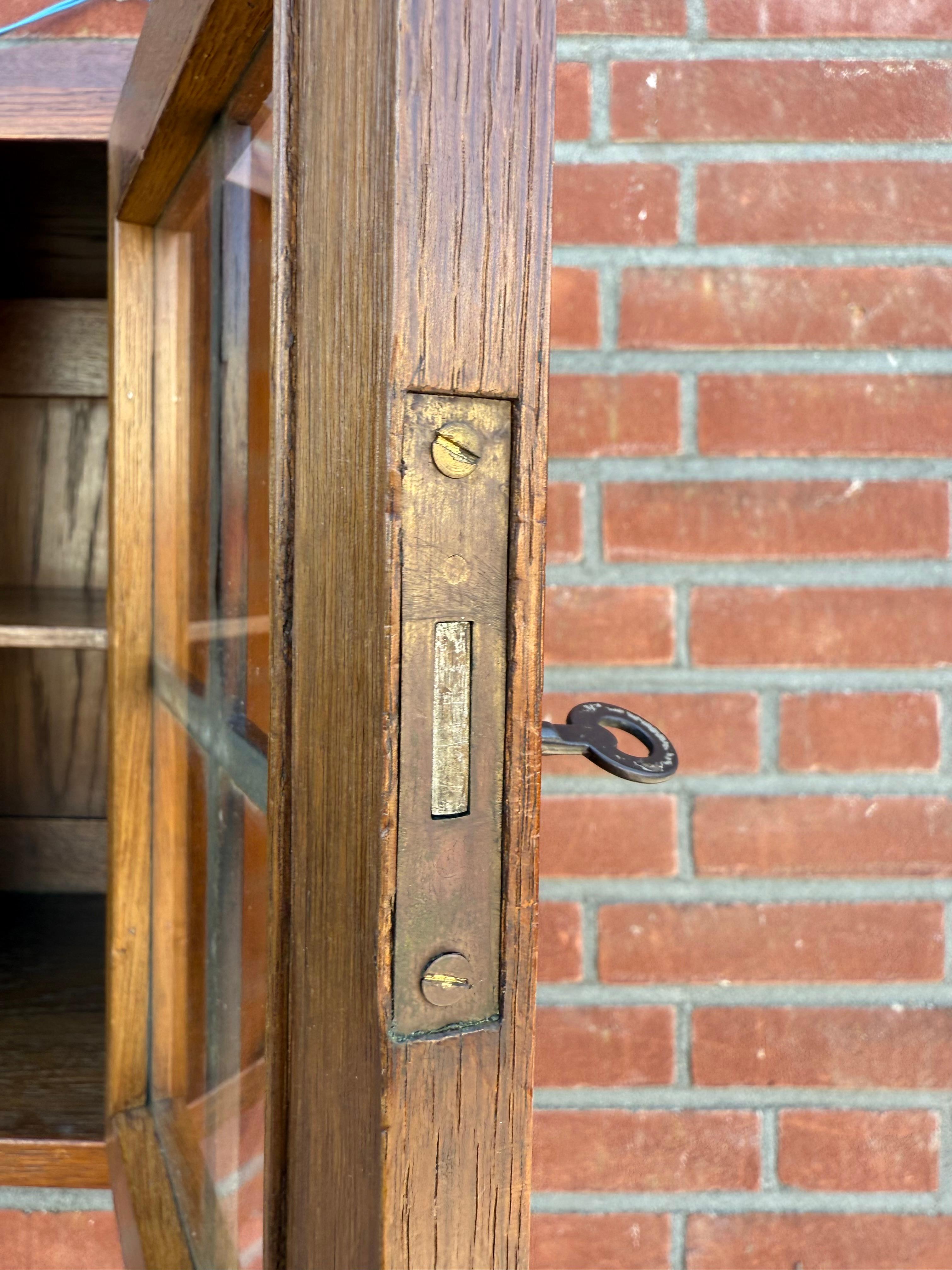 Holländischer Arts & Crafts Wandhängeschrank aus Eichenholz mit verglaster Tür, um 1910 (20. Jahrhundert) im Angebot
