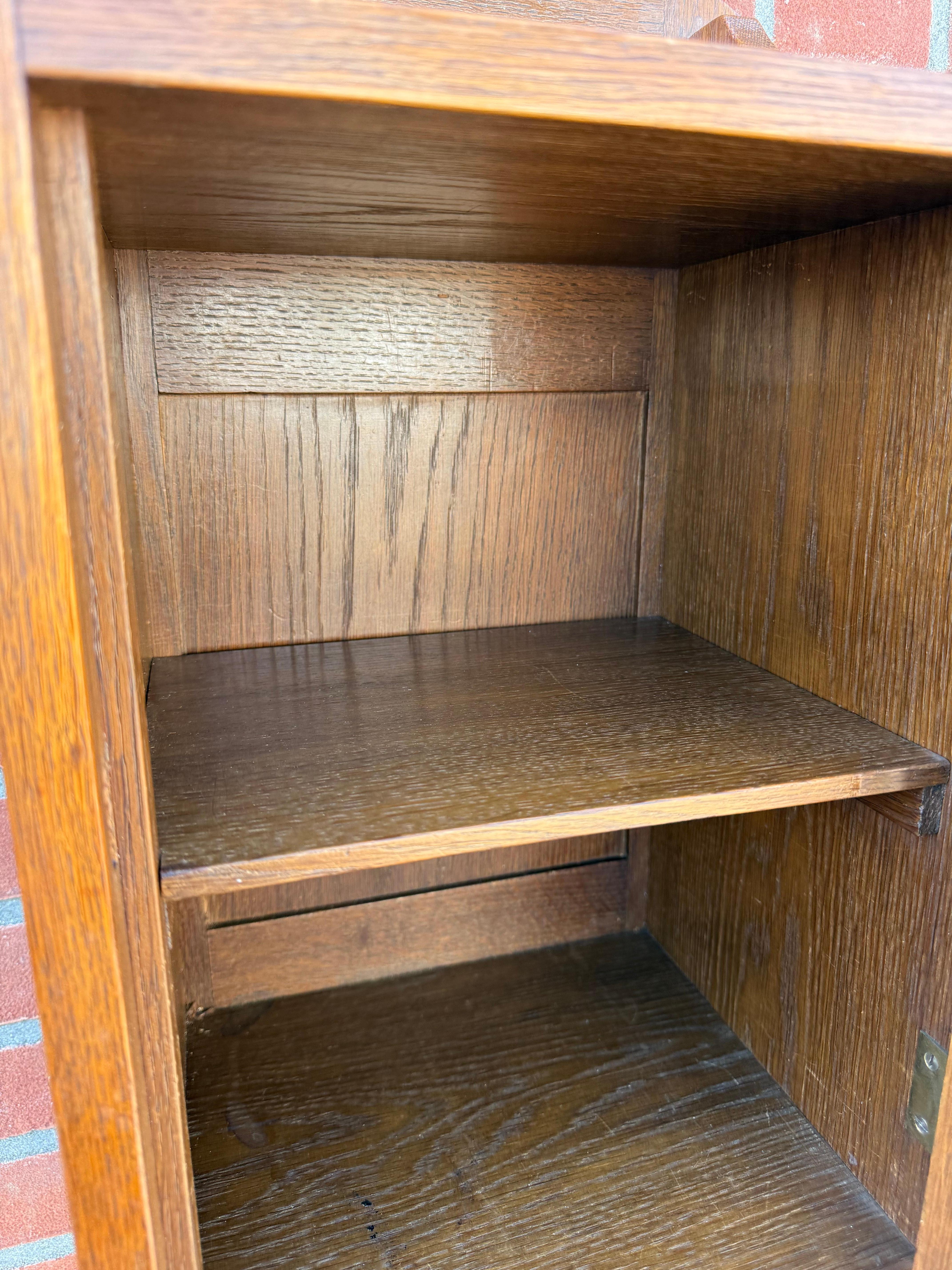 Holländischer Arts & Crafts Wandhängeschrank aus Eichenholz mit verglaster Tür, um 1910 im Angebot 1