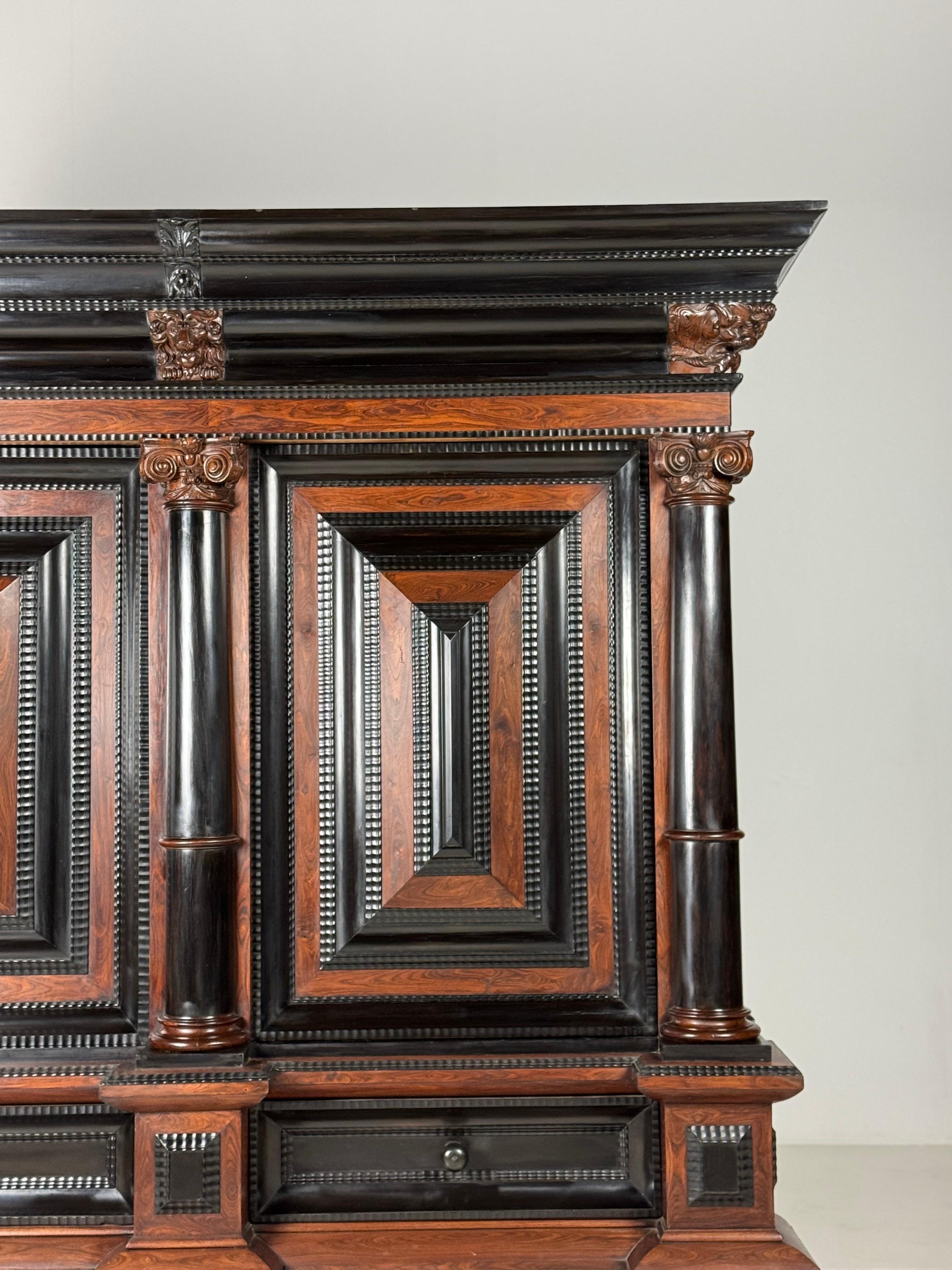 Cabinet à coussins baroque hollandais ca. 1700 en vente 1