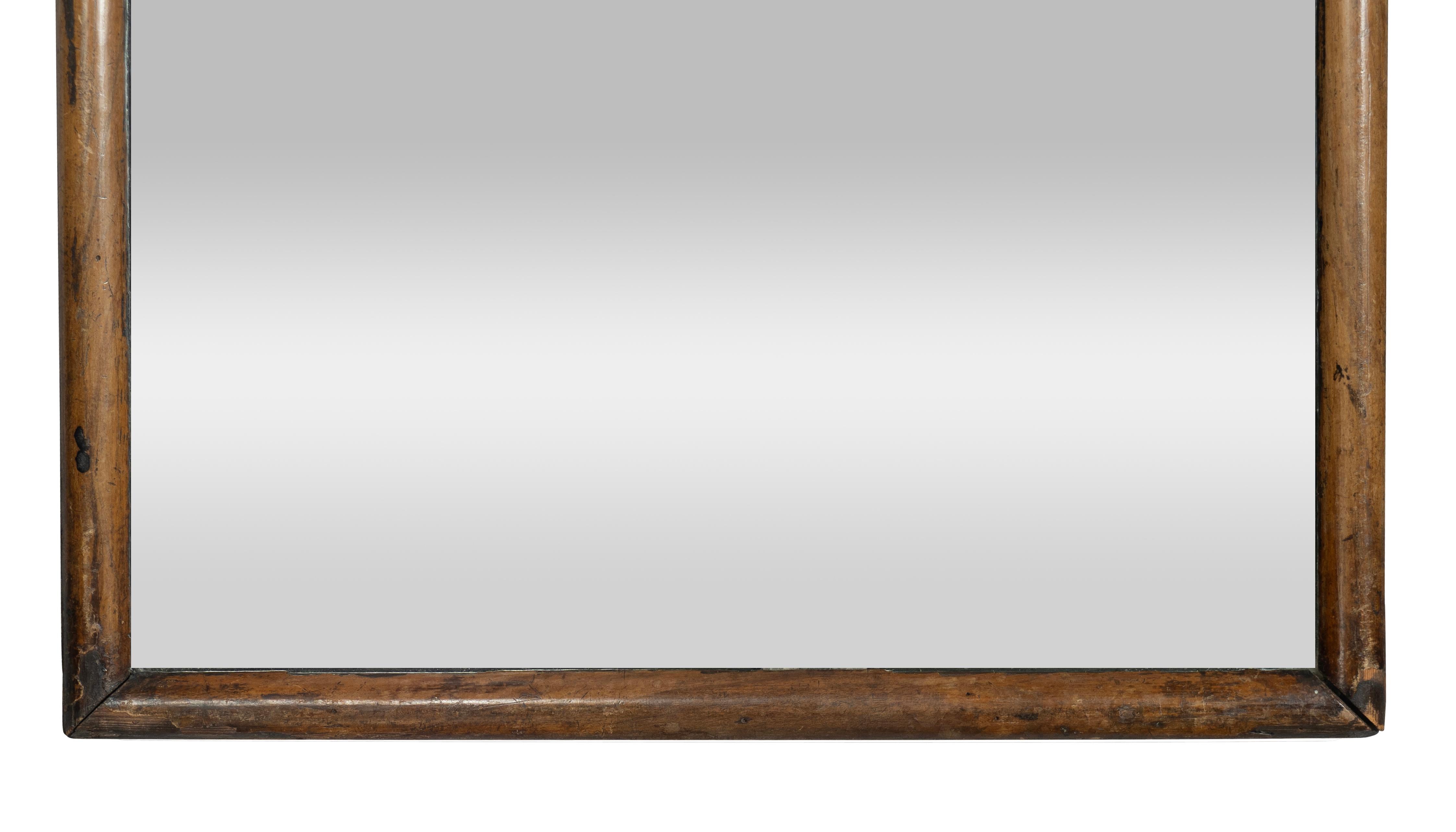 Cornice semplice con intagli e forme arrotondate. Piastra a specchio.