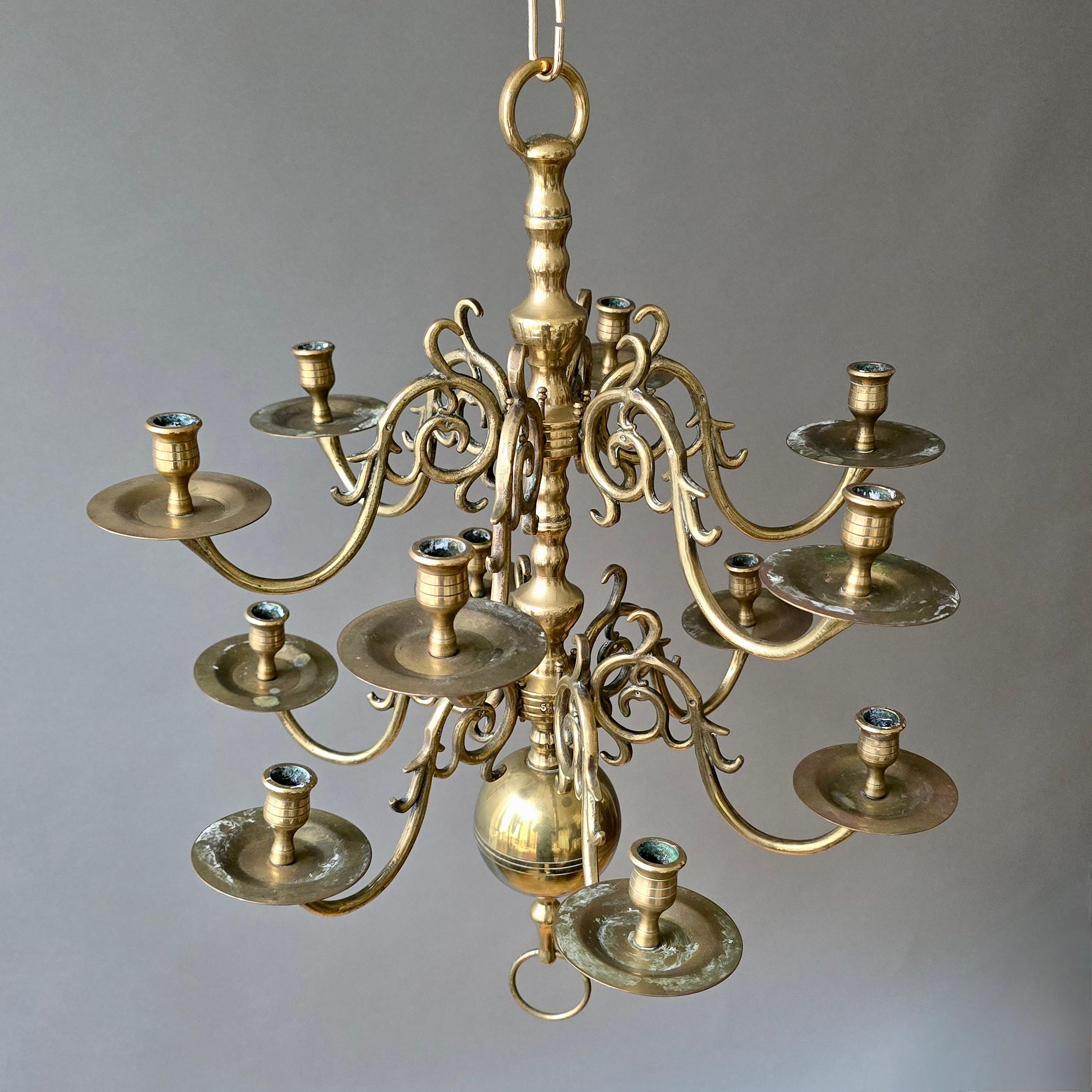 Calco Lampadario olandese barocco revival del XIX secolo in ottone massiccio con 12 candele in vendita