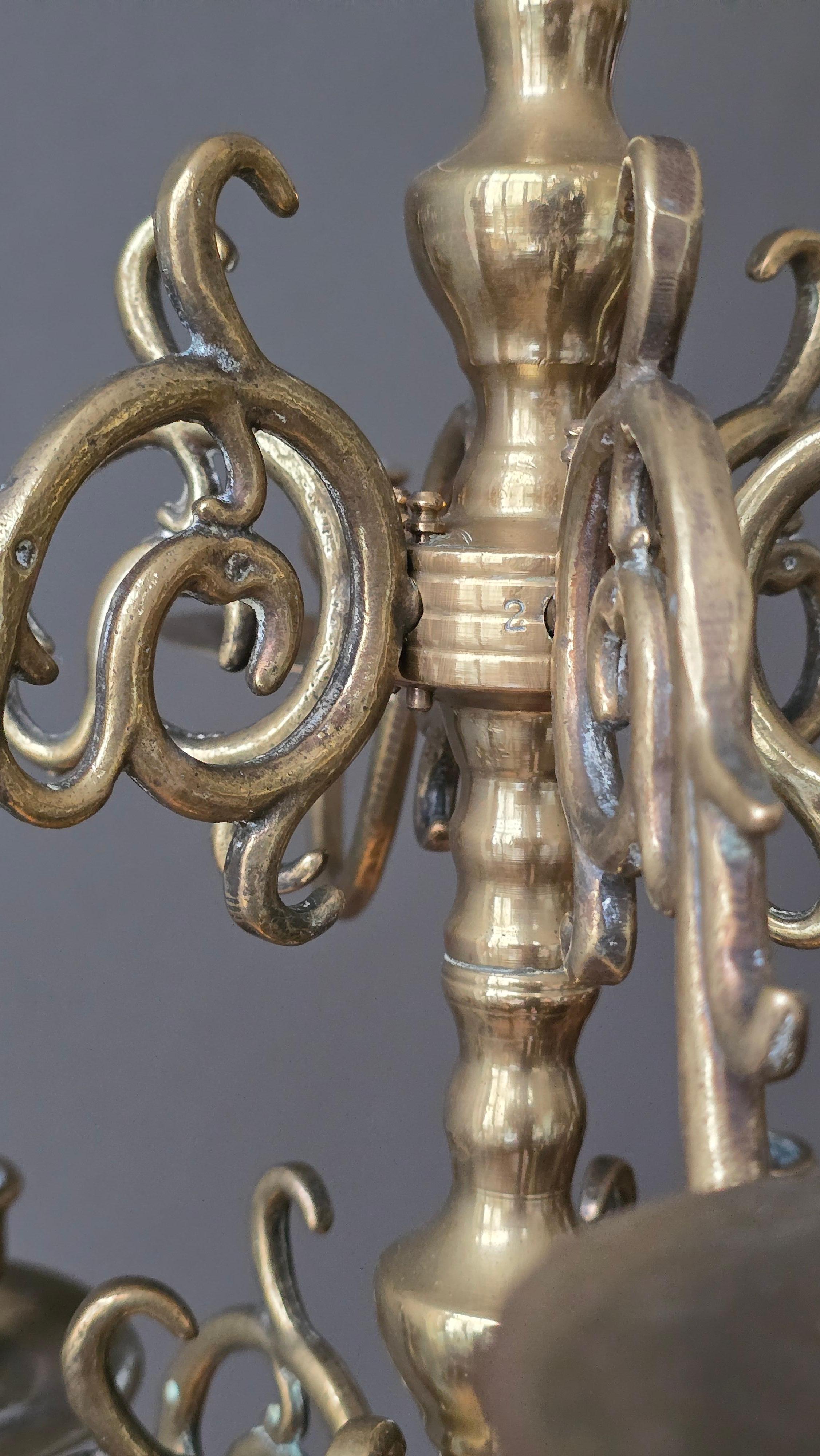 Lampadario olandese barocco revival del XIX secolo in ottone massiccio con 12 candele In condizioni buone in vendita a Antwerp, BE