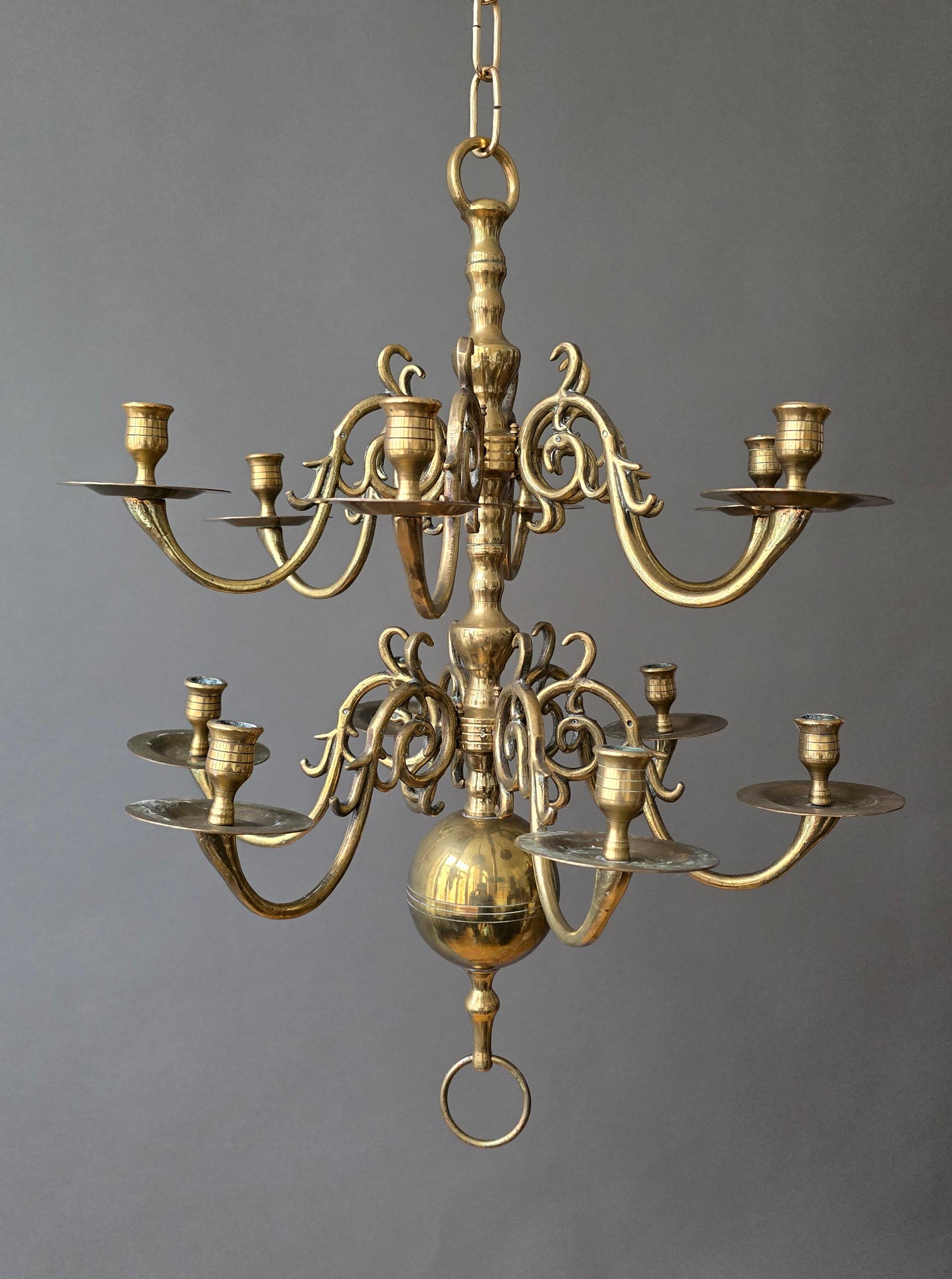 Neobarocco Lampadario olandese barocco revival del XIX secolo in ottone massiccio con 12 candele in vendita