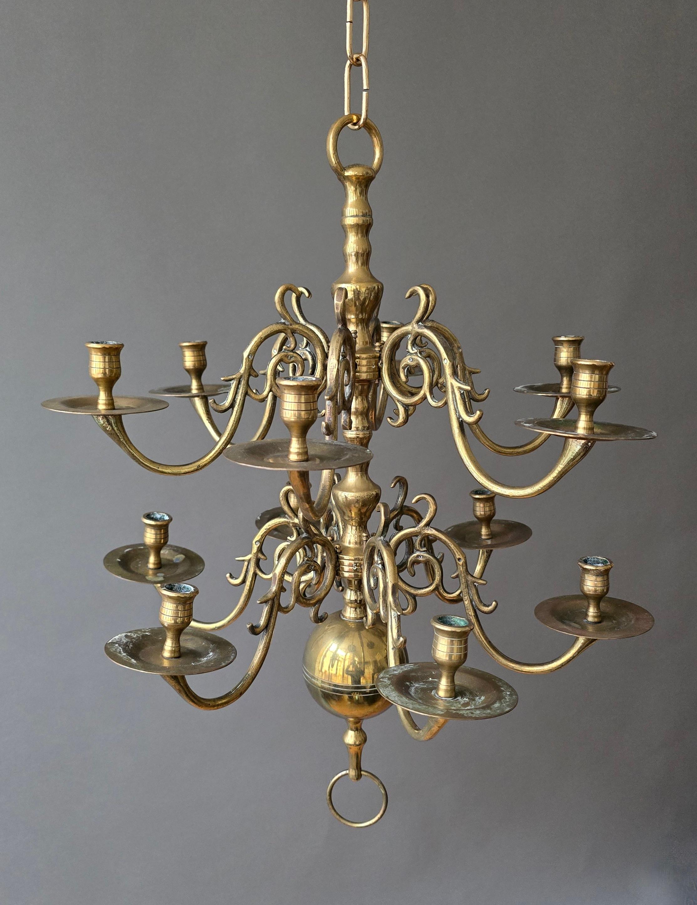 Lampadario olandese barocco revival del XIX secolo in ottone massiccio con 12 candele in vendita 1