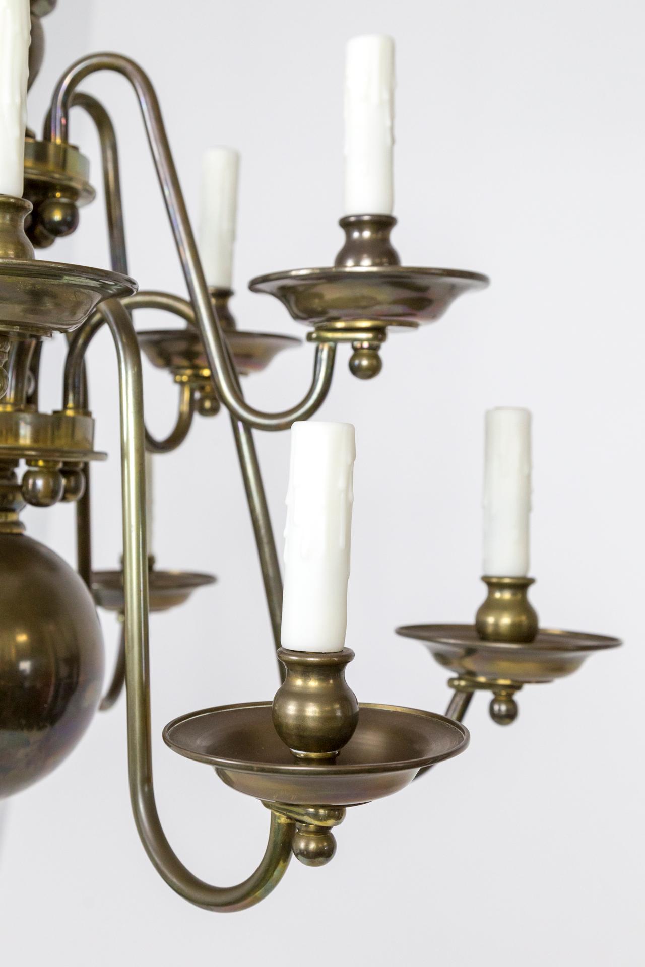 Lampadario a 12 luci in stile barocco olandese a 2 livelli in ottone invecchiato in vendita 4