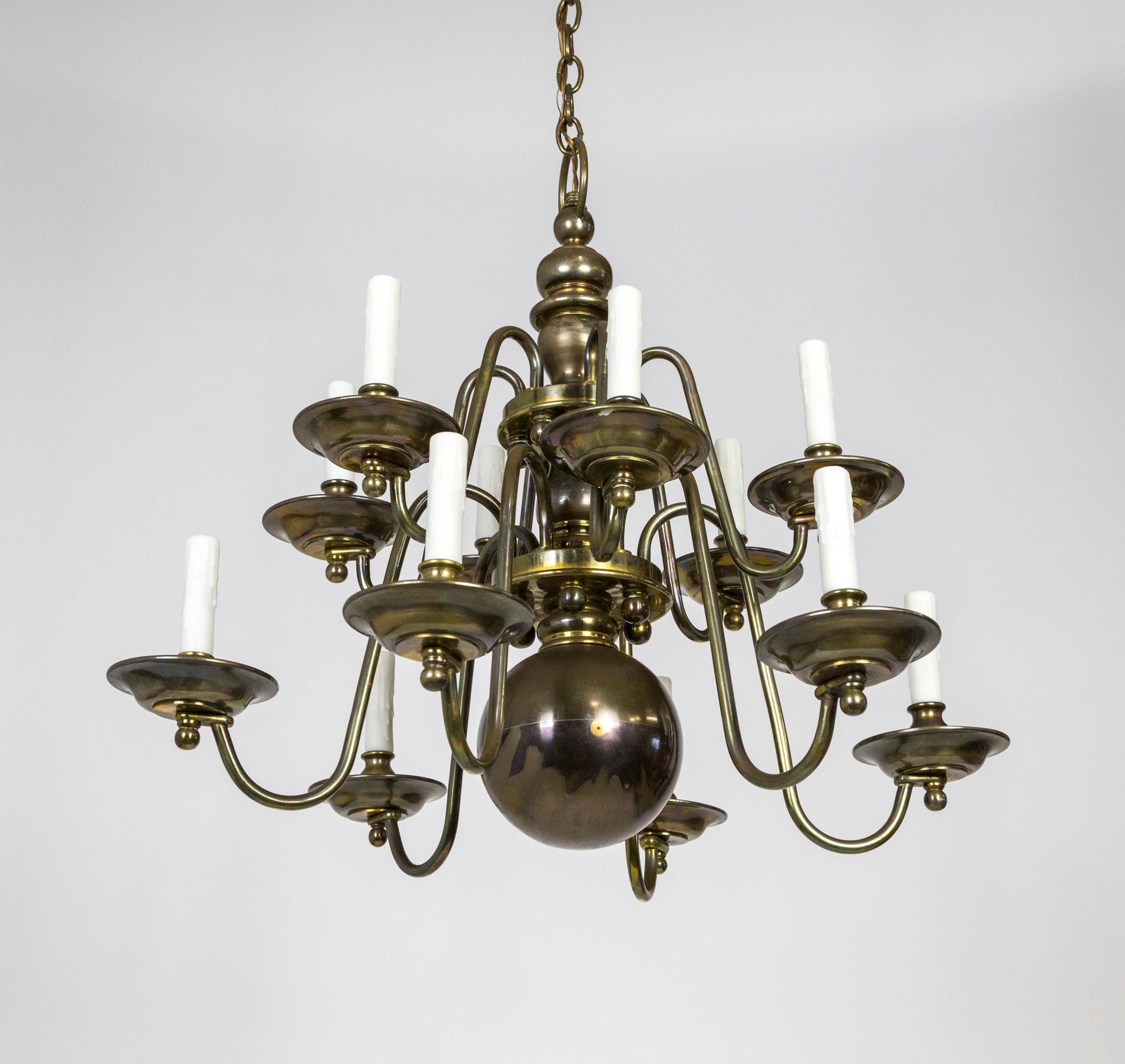 Lampadario a 12 luci in stile barocco olandese a 2 livelli in ottone invecchiato in vendita 6
