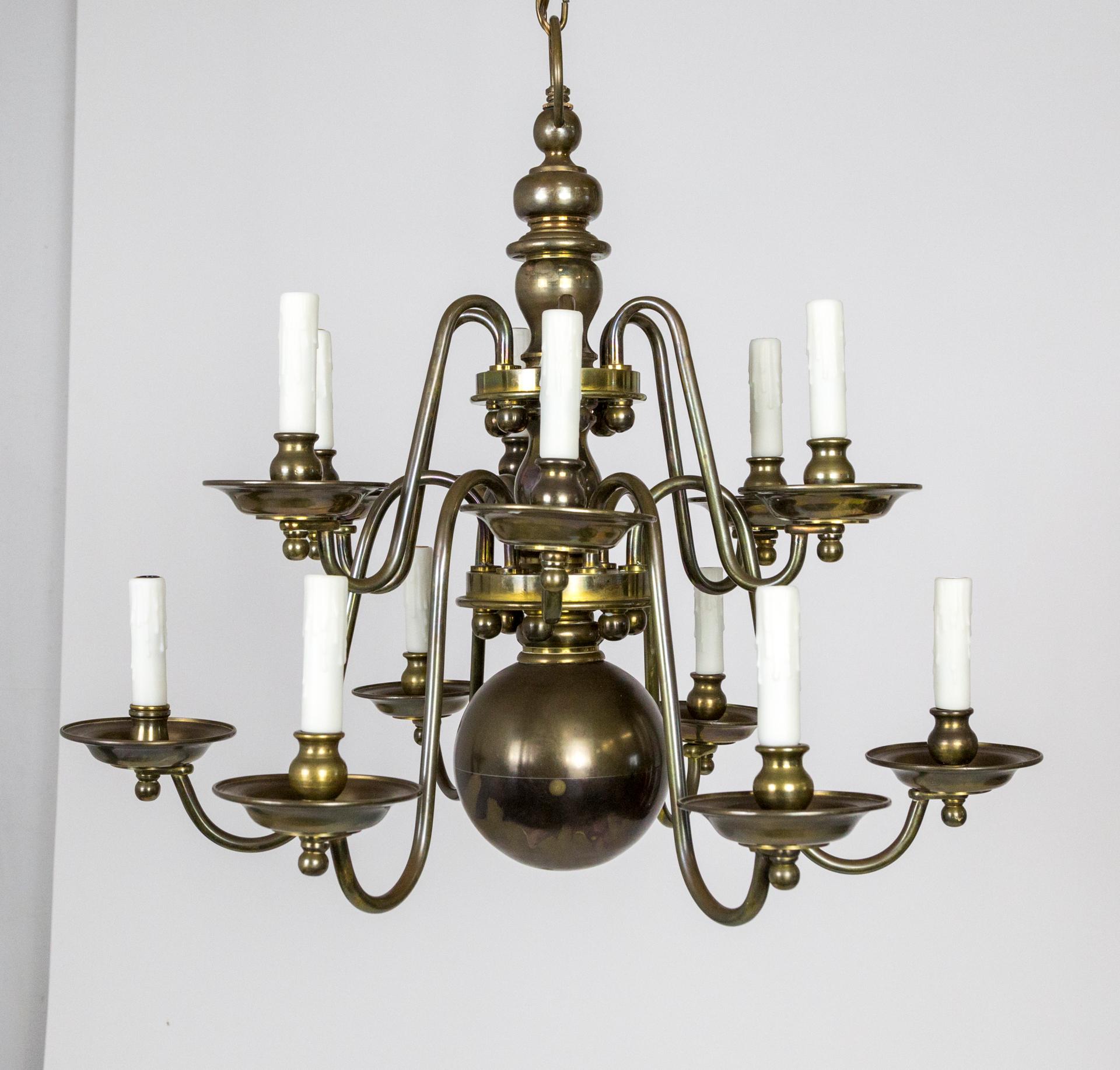Lampadario a 12 luci in stile barocco olandese a 2 livelli in ottone invecchiato in vendita 9