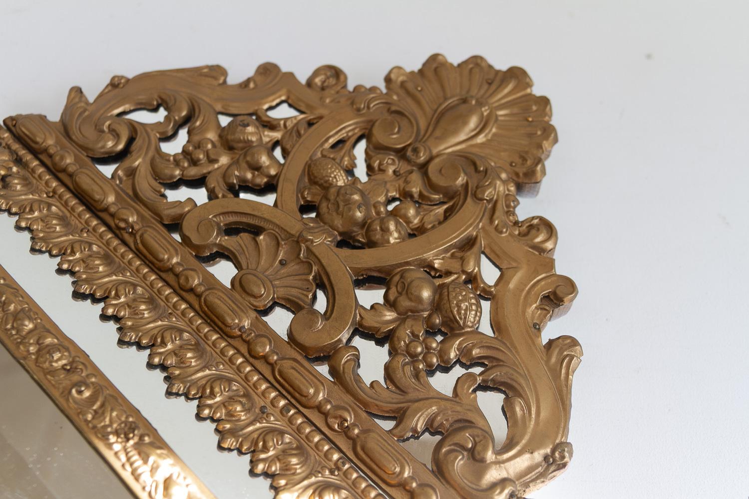 Specchio a cuscino in stile barocco olandese, dorato e repoussé, fine del XIX secolo. in vendita 3