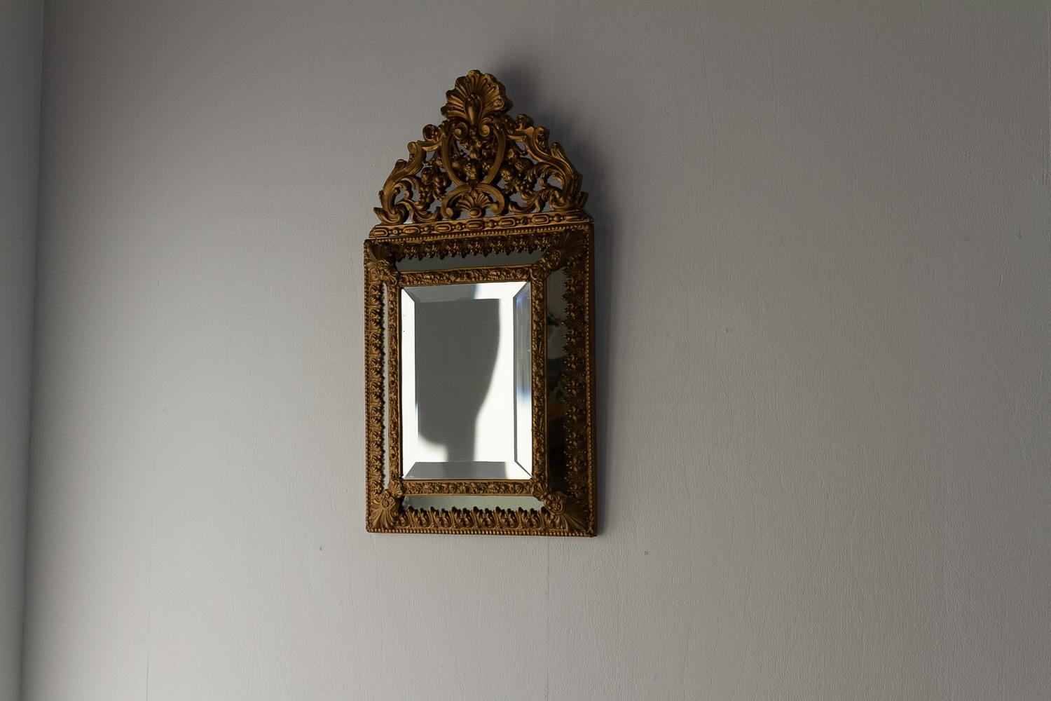 Specchio a cuscino in stile barocco olandese, dorato e repoussé, fine del XIX secolo. in vendita 4