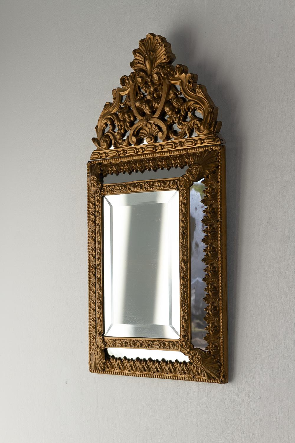 Specchio a cuscino in stile barocco olandese, dorato e repoussé, fine del XIX secolo. in vendita 5
