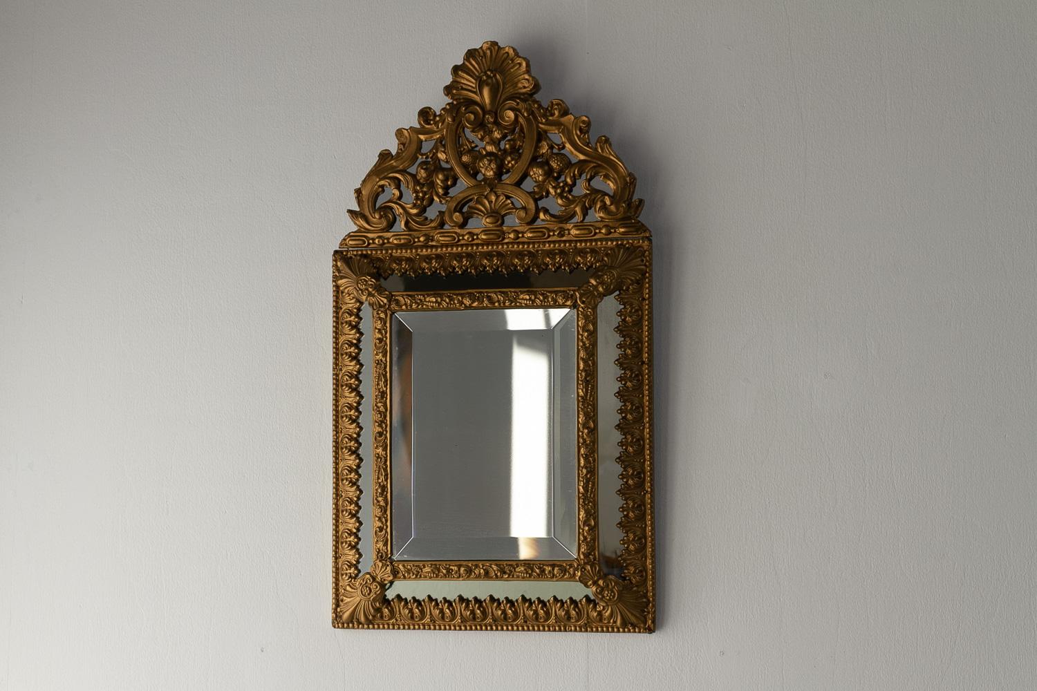 Specchio a cuscino in stile barocco olandese, dorato e repoussé, fine del XIX secolo. in vendita 6