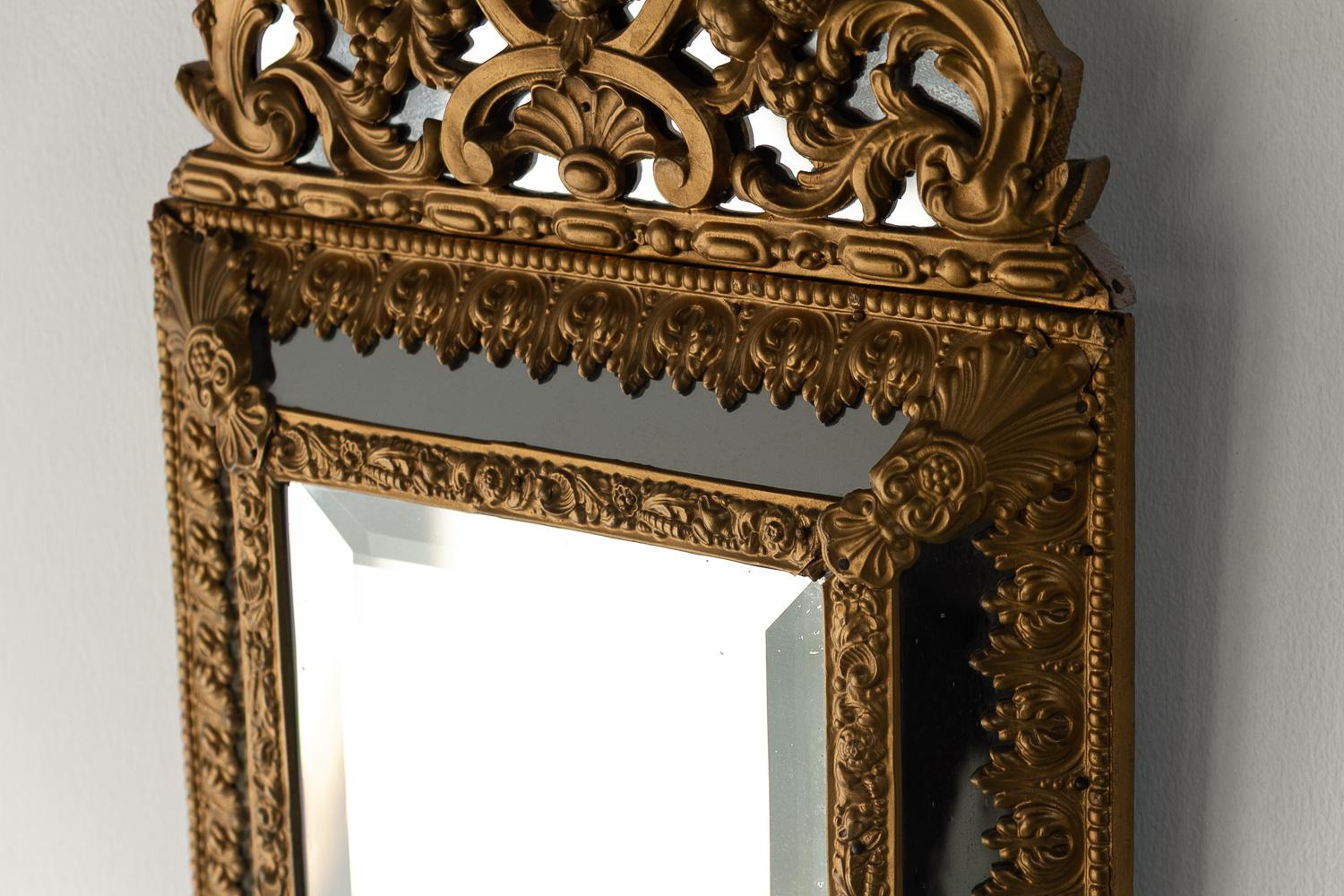 Specchio a cuscino in stile barocco olandese, dorato e repoussé, fine del XIX secolo. in vendita 7