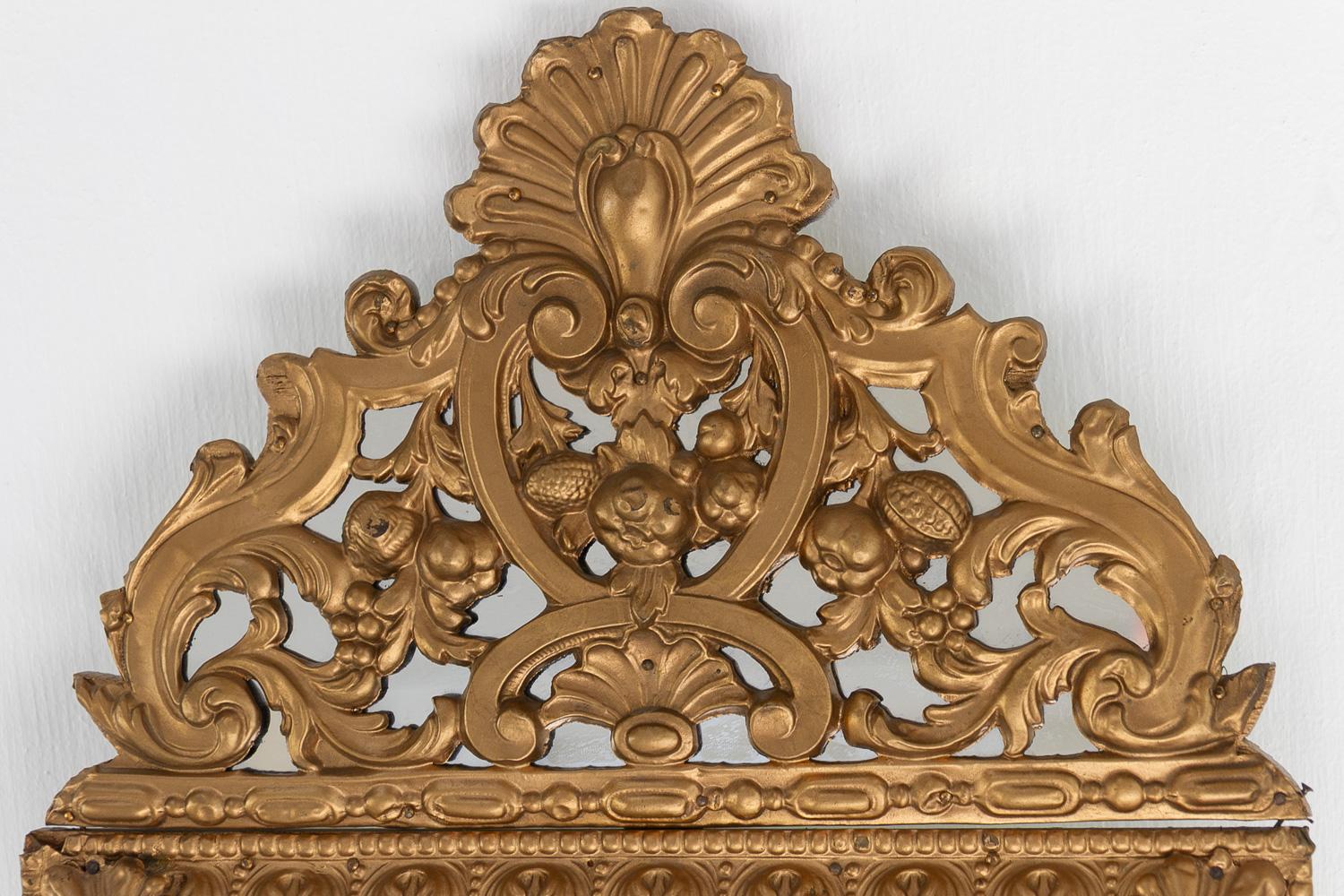 Specchio a cuscino in stile barocco olandese, dorato e repoussé, fine del XIX secolo. In condizioni discrete in vendita a Asaa, DK