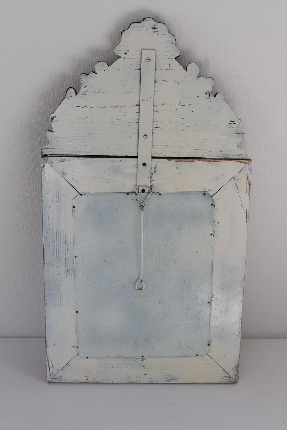 Metallo Specchio a cuscino in stile barocco olandese, dorato e repoussé, fine del XIX secolo. in vendita